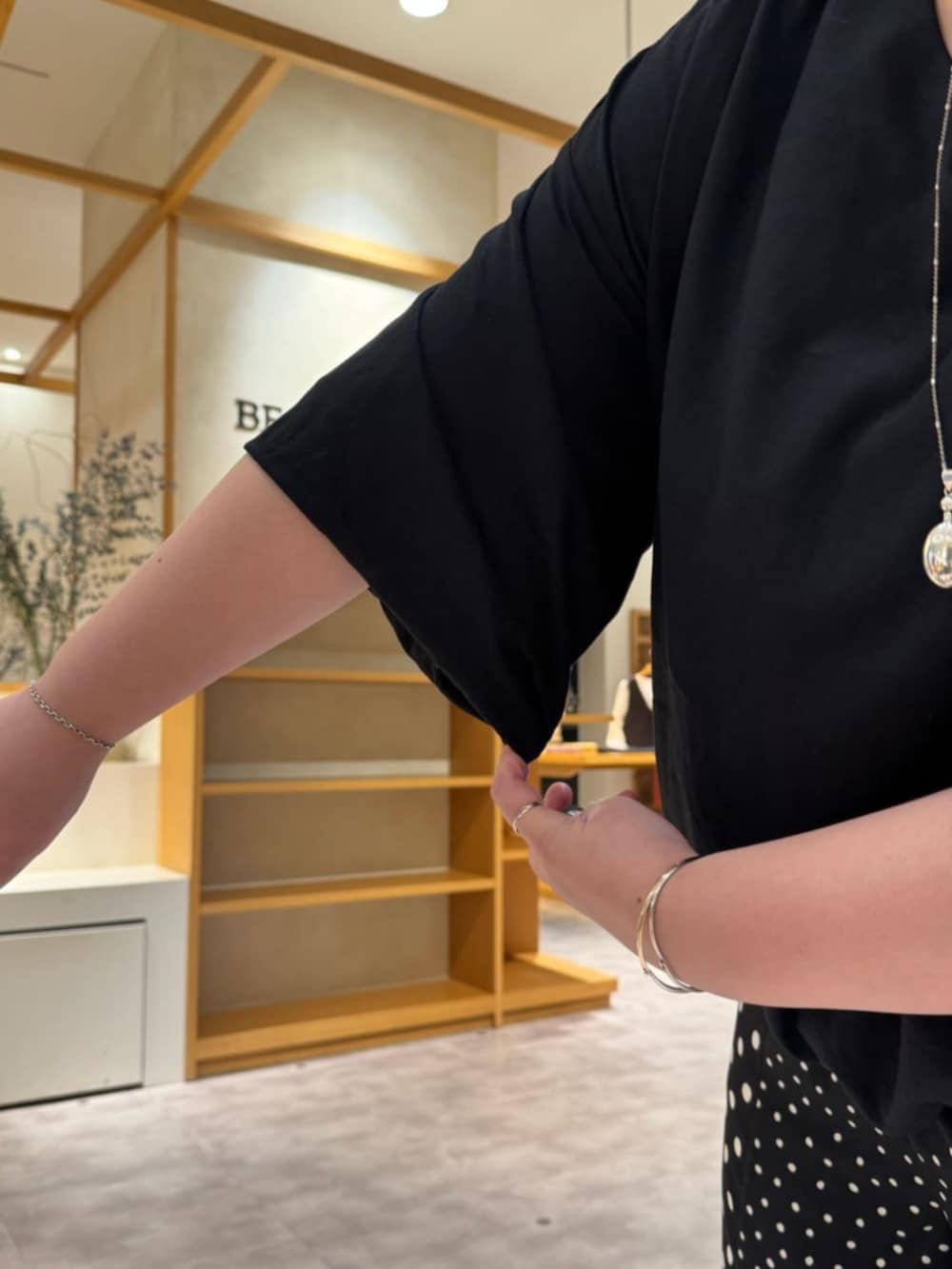 グレー系のボストンバッグ、ブラック系のシャツ/ブラウス、ブラック系のその他パンツを着用したレディースの冬コーディネートの9枚目の写真