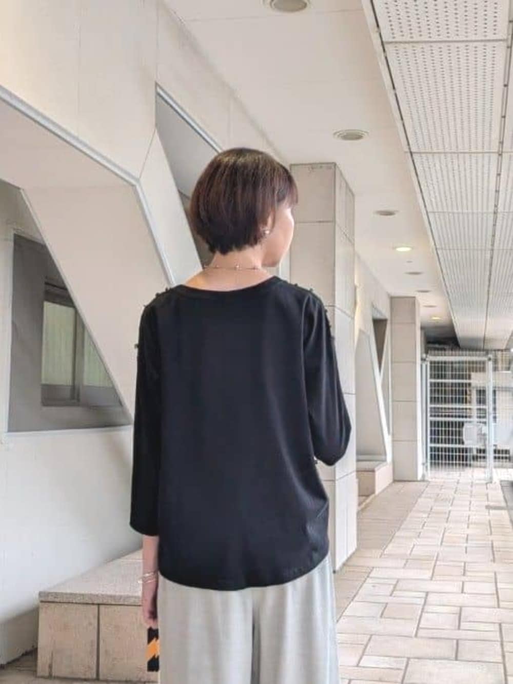 グレー系のその他パンツ、ホワイト系のTシャツ/カットソーを着用したレディースの夏コーディネートの5枚目の写真
