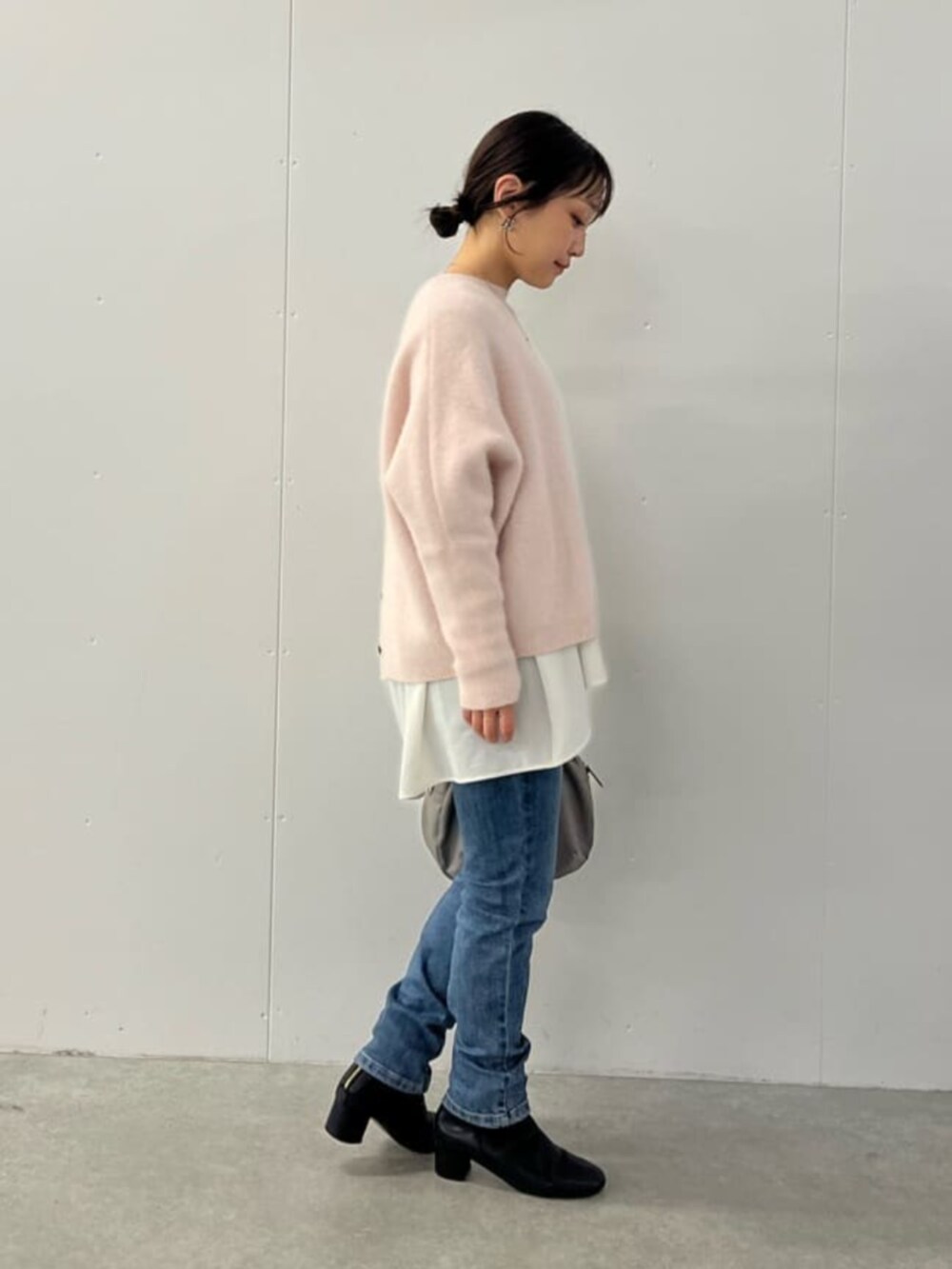 ブルー系のデニムパンツ、ピンク系のニット/セーターを着用したレディースの夏コーディネートの4枚目の写真