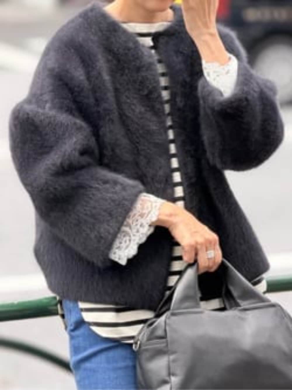 ブルー系のデニムパンツ、ブラック系のその他アウター、ブラック系のボストンバッグを着用したレディースの夏コーディネートの8枚目の写真