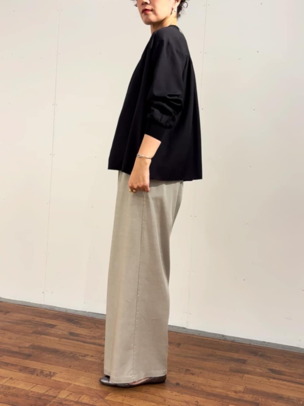 ブラック系のシャツ/ブラウス、グレー系のその他パンツを着用したレディースの冬コーディネートの4枚目の写真