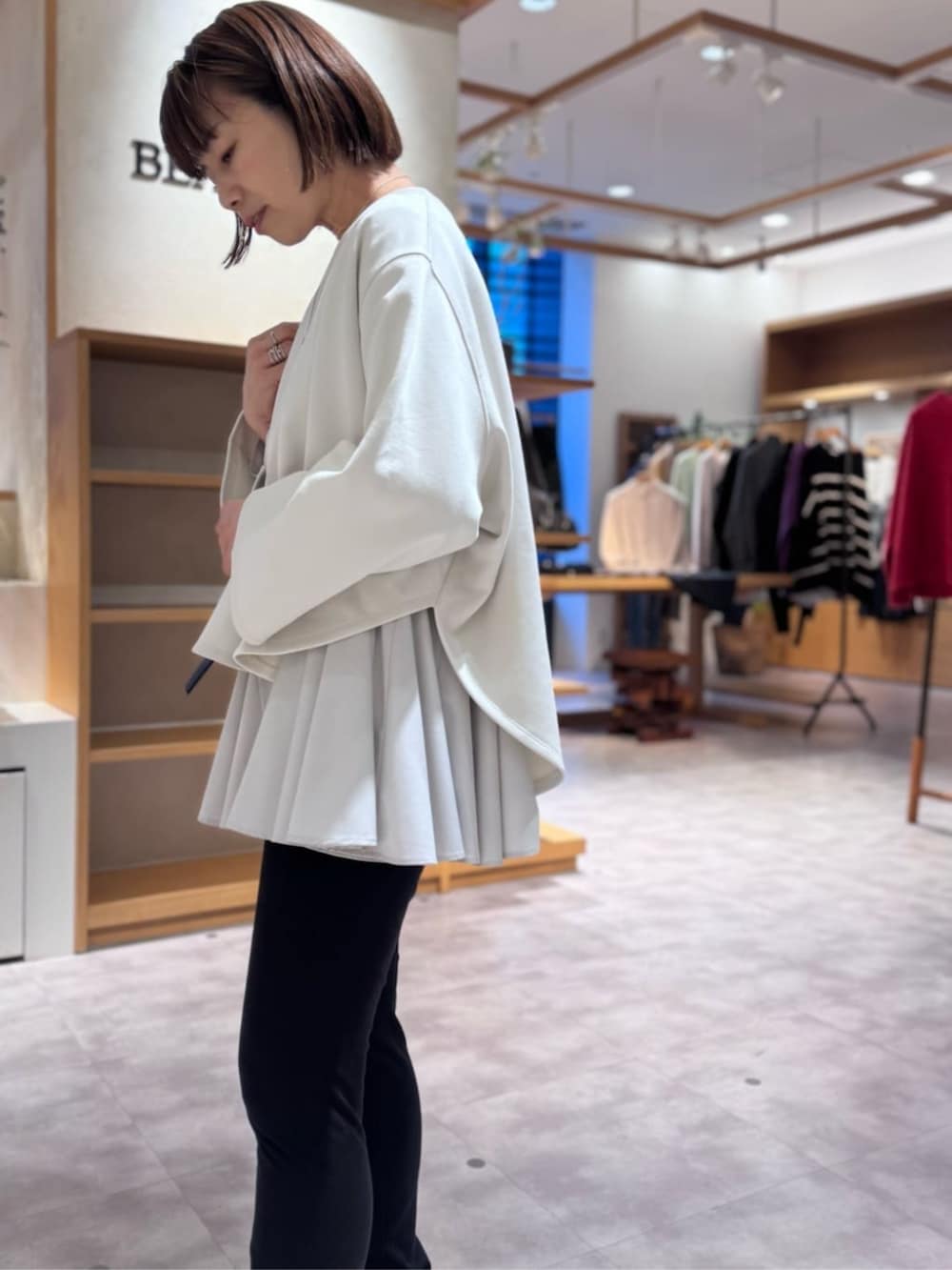 ブラック系のその他パンツ、ブラック系のショルダーバッグ、ホワイト系のTシャツ/カットソーを着用したレディースの冬コーディネートの8枚目の写真