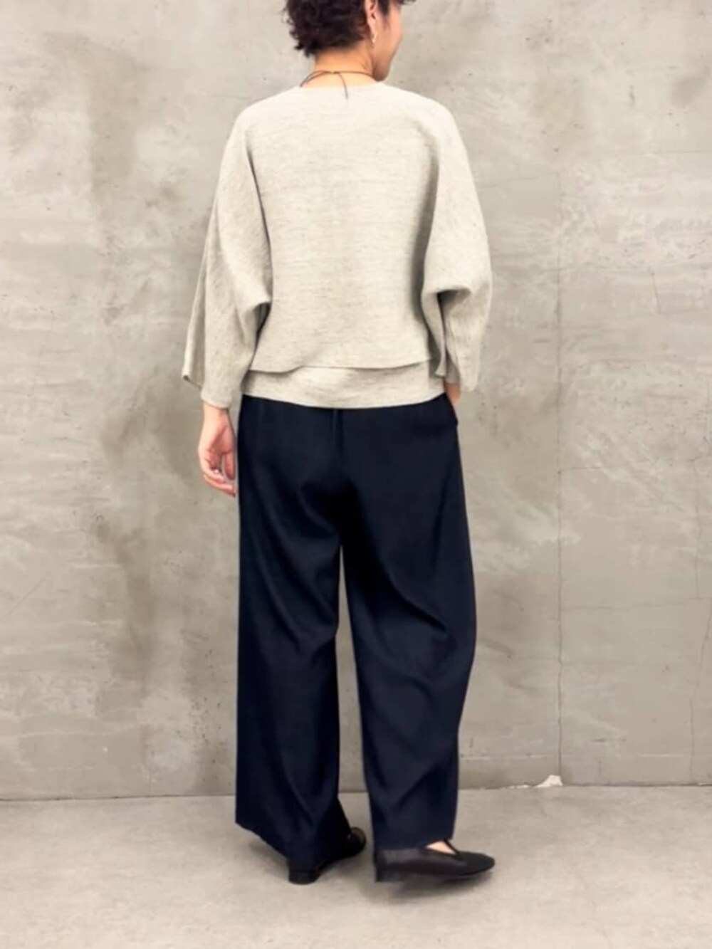 ブルー系のその他パンツ、グレー系のニット/セーター、グレー系のカーディガン/ボレロを着用したレディースの春コーディネートの7枚目の写真