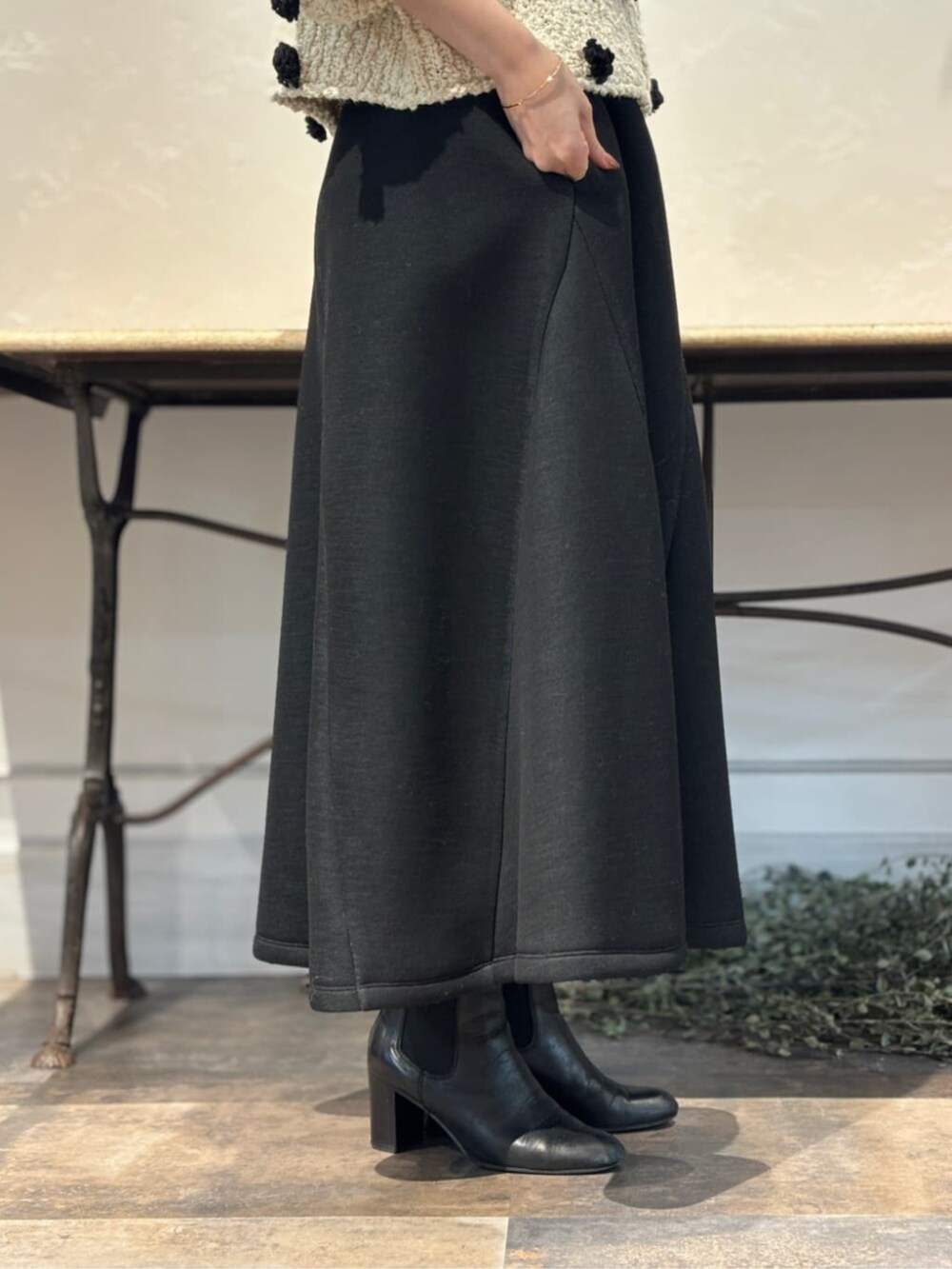 ブラック系のトートバッグ、ブラック系のスカートを着用したレディースの冬コーディネートの9枚目の写真