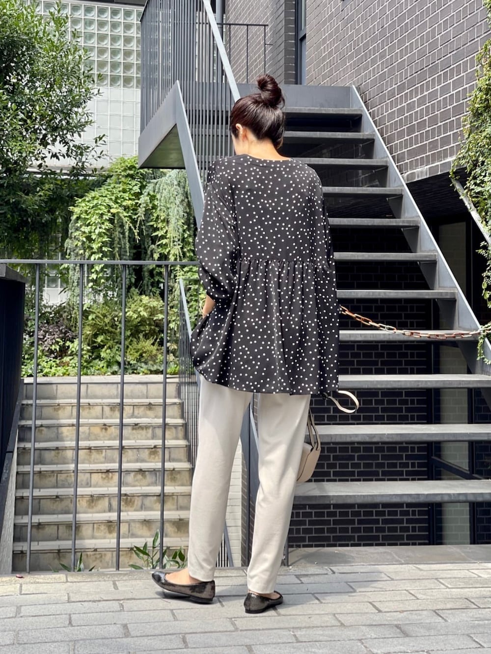 ブラック系のシャツ/ブラウス、ホワイト系のノーカラーコート、ベージュ系のその他パンツを着用したレディースの夏コーディネートの3枚目の写真