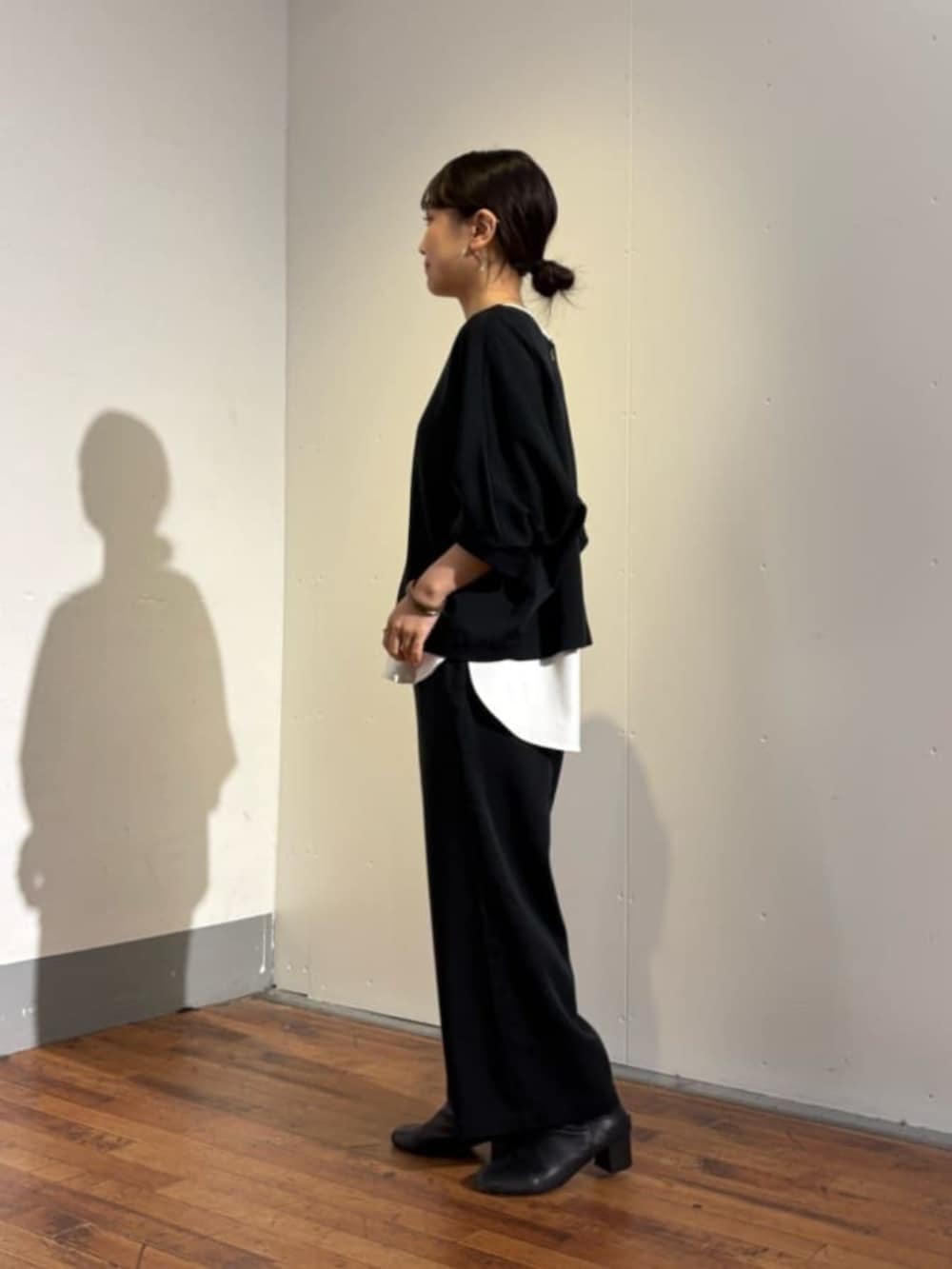 ブラック系のシャツ/ブラウス、ホワイト系のキャミソール、ブラック系のその他パンツを着用したレディースの夏コーディネートの2枚目の写真