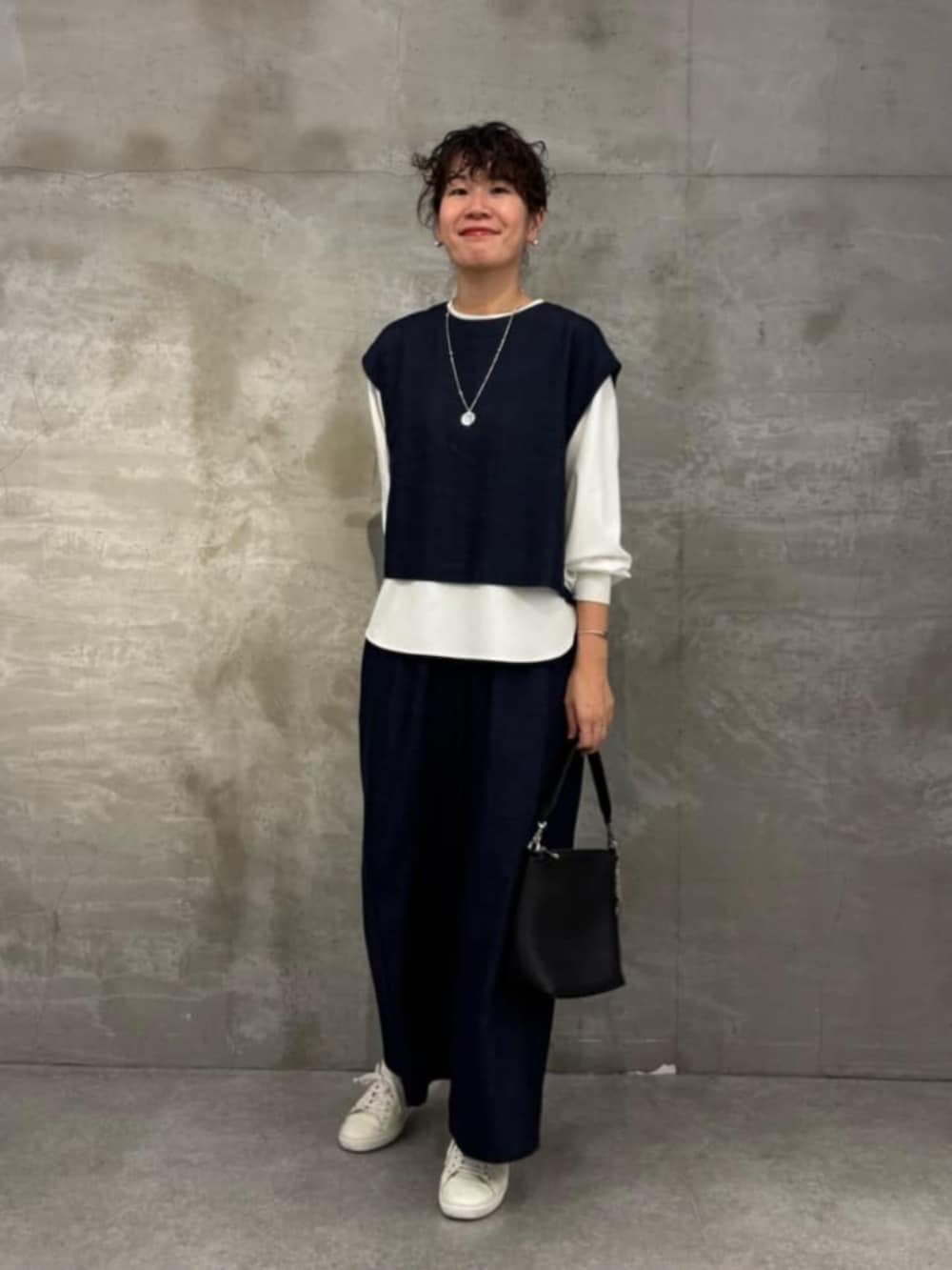 ブルー系のシャツ/ブラウス、ブルー系のその他パンツ、グレー系のショルダーバッグを着用したレディースの冬コーディネートの2枚目の写真