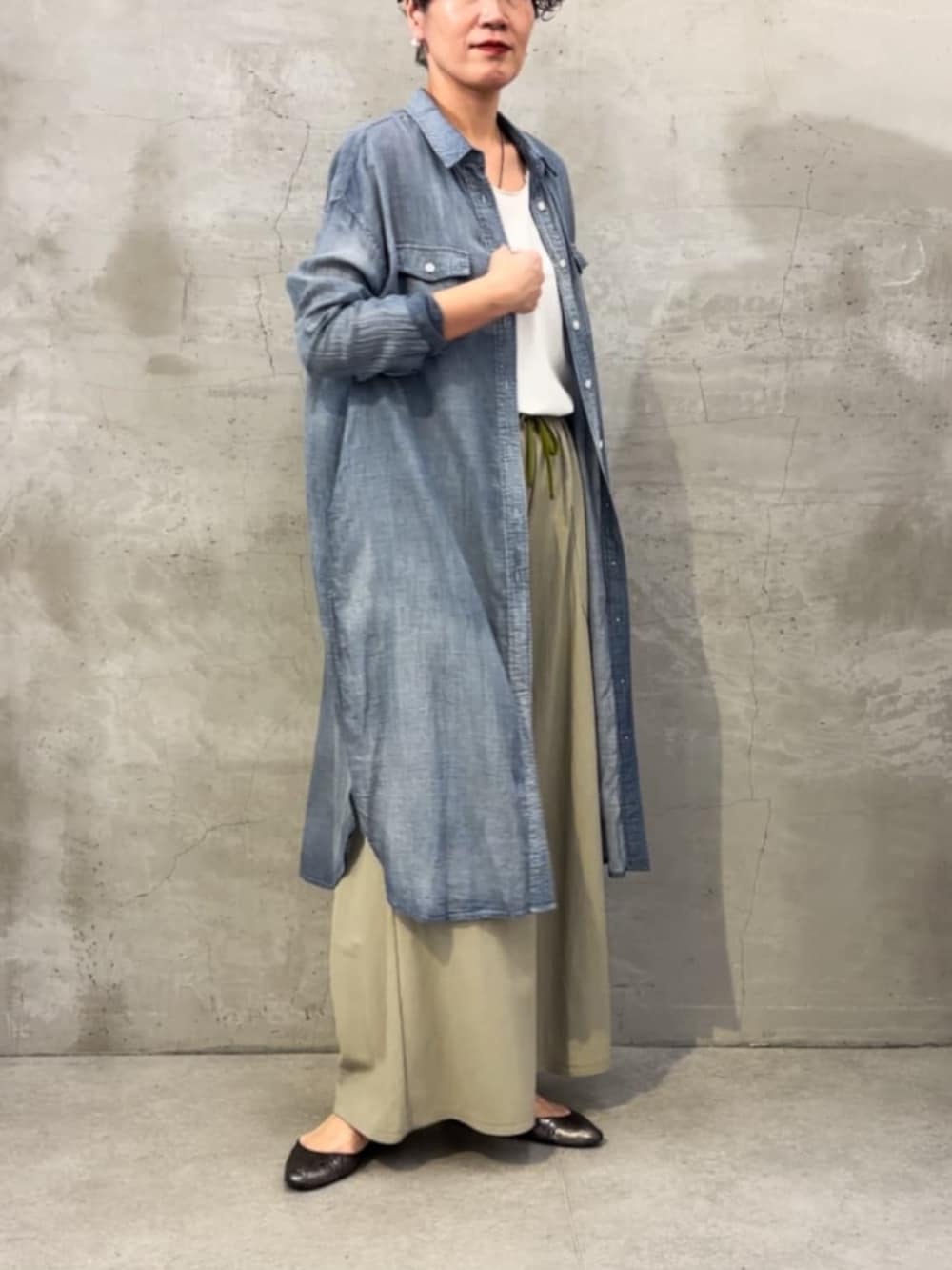 ホワイト系のタンクトップ、グリーン系のその他パンツ、ブルー系のワンピースを着用したレディースの冬コーディネートの5枚目の写真