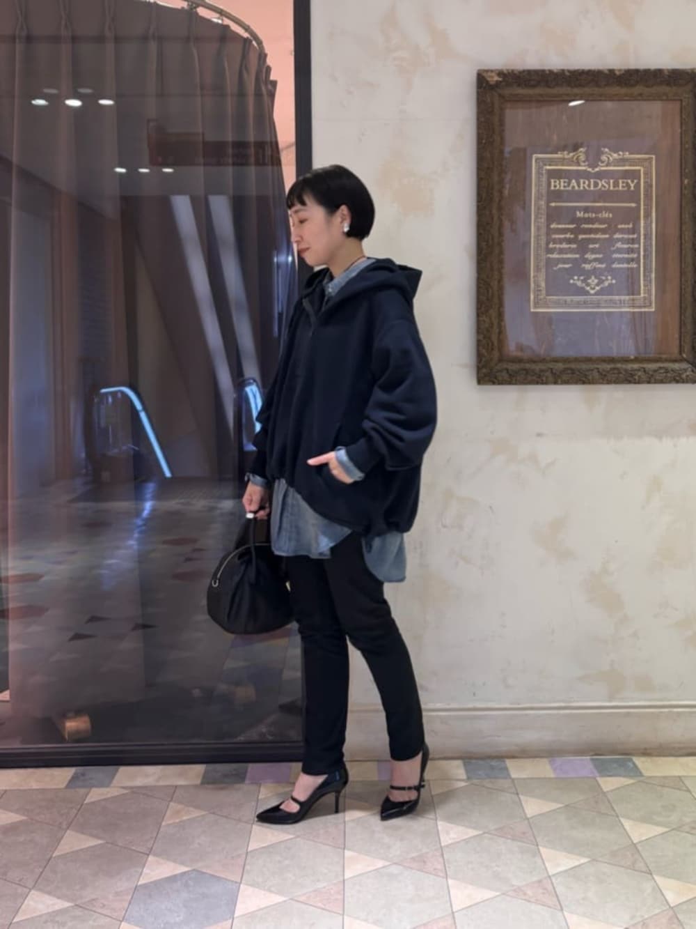 ブルー系のシャツ/ブラウス、ブルー系のパーカーを着用したレディースの春コーディネートの3枚目の写真