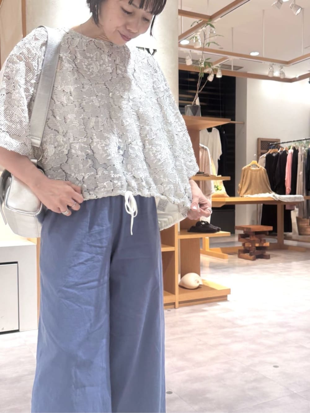 ブルー系のその他パンツ、ホワイト系のシャツ/ブラウスを着用したレディースの夏コーディネートの7枚目の写真