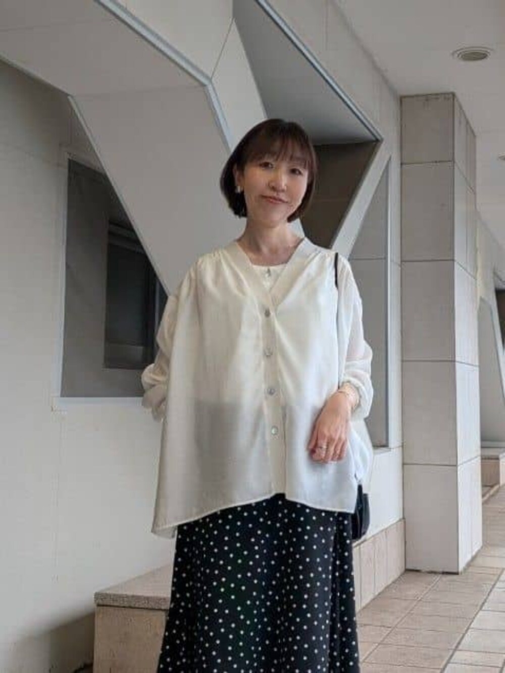 ブラック系のスカート、ホワイト系のシャツ/ブラウス、ホワイト系のシャツ/ブラウスを着用したレディースの春コーディネートの7枚目の写真