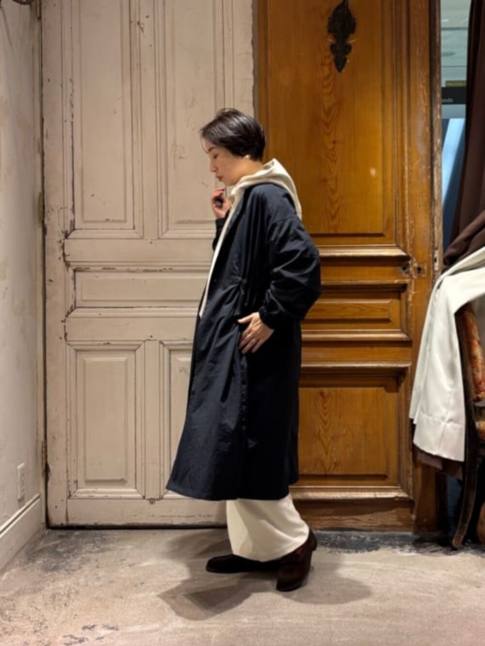 ホワイト系のパーカー、ホワイト系のその他パンツ、ブルー系のその他アウターを着用したレディースの冬コーディネートの5枚目の写真