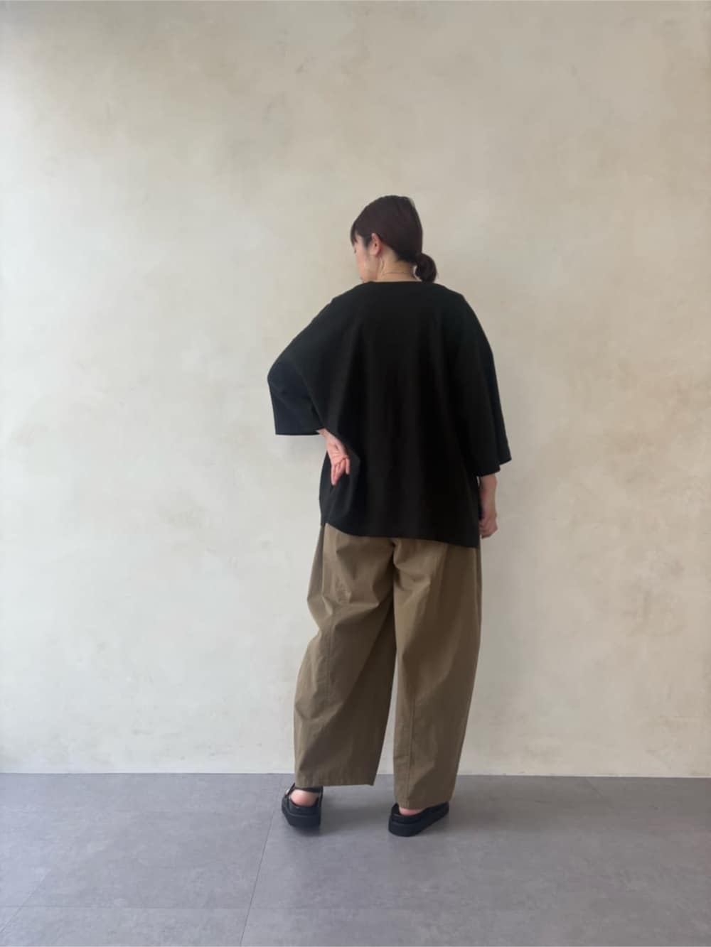 ブラック系のサンダル、イエロー系のその他パンツ、ブラウン系のキャミソールを着用したレディースの冬コーディネートの3枚目の写真