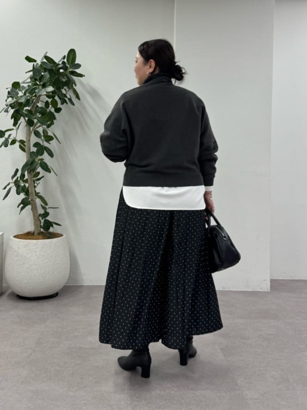 ブラック系のその他パンツ、グレー系のニット/セーター、ホワイト系のシャツ/ブラウスを着用したレディースの秋コーディネートの6枚目の写真