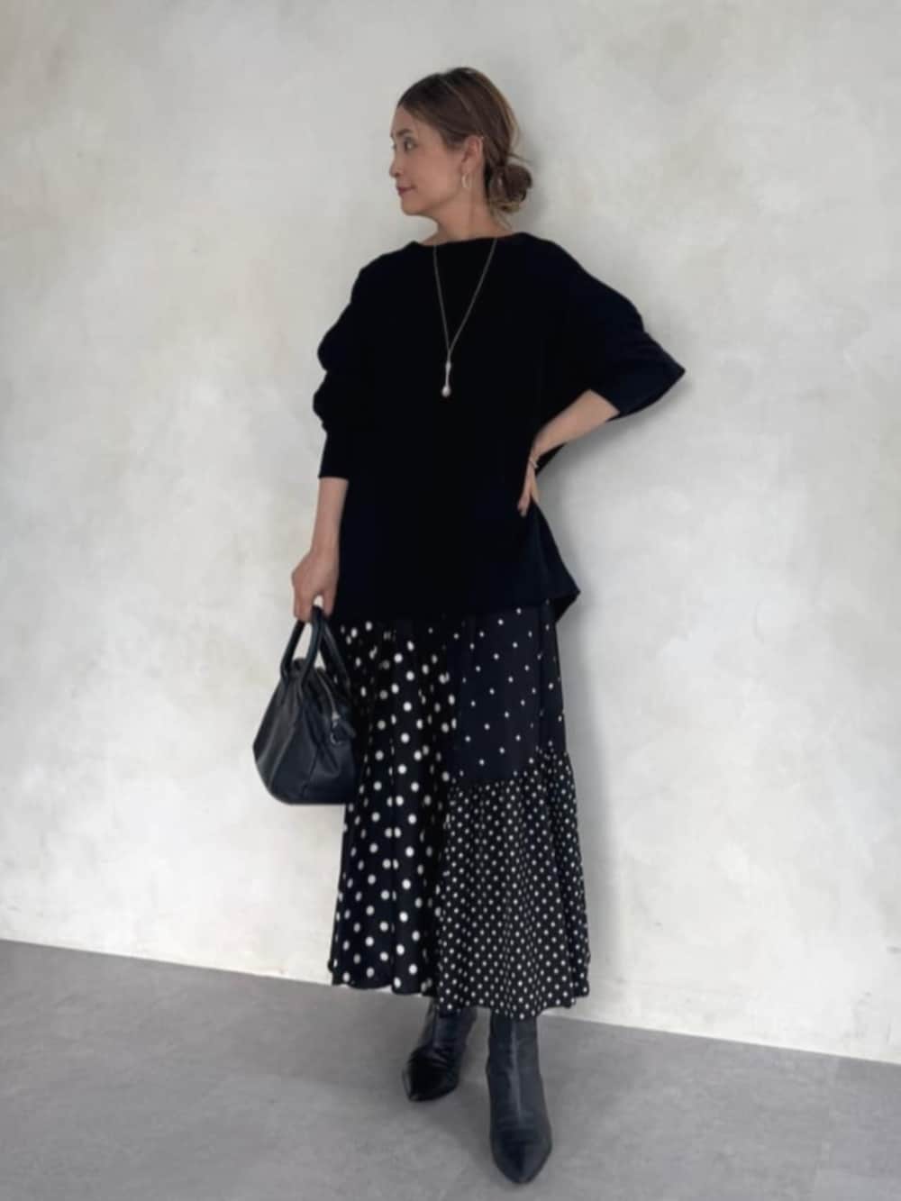 ブラック系のスカート、ブラック系のTシャツ/カットソーを着用したレディースの秋コーディネートの2枚目の写真