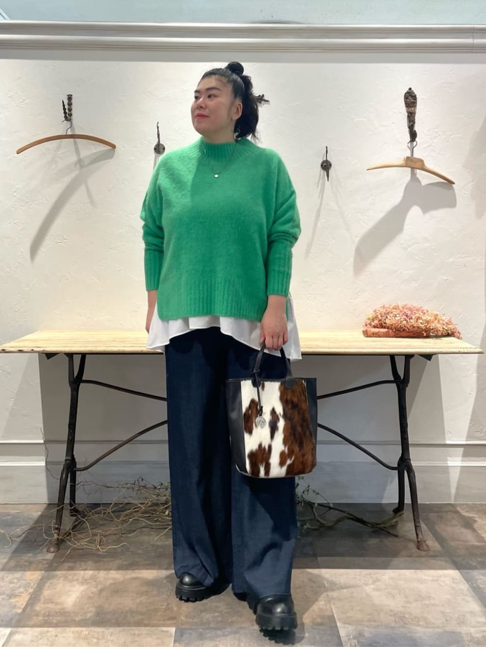 ホワイト系のTシャツ/カットソー、グリーン系のニット/セーター、ブルー系のその他パンツを着用したレディースの冬コーディネートの2枚目の写真