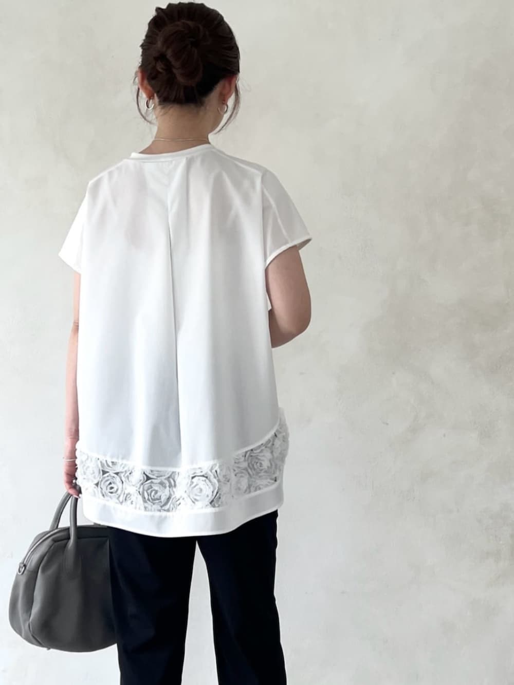 グレー系のボストンバッグ、ホワイト系のTシャツ/カットソーを着用したレディースの春コーディネートの5枚目の写真