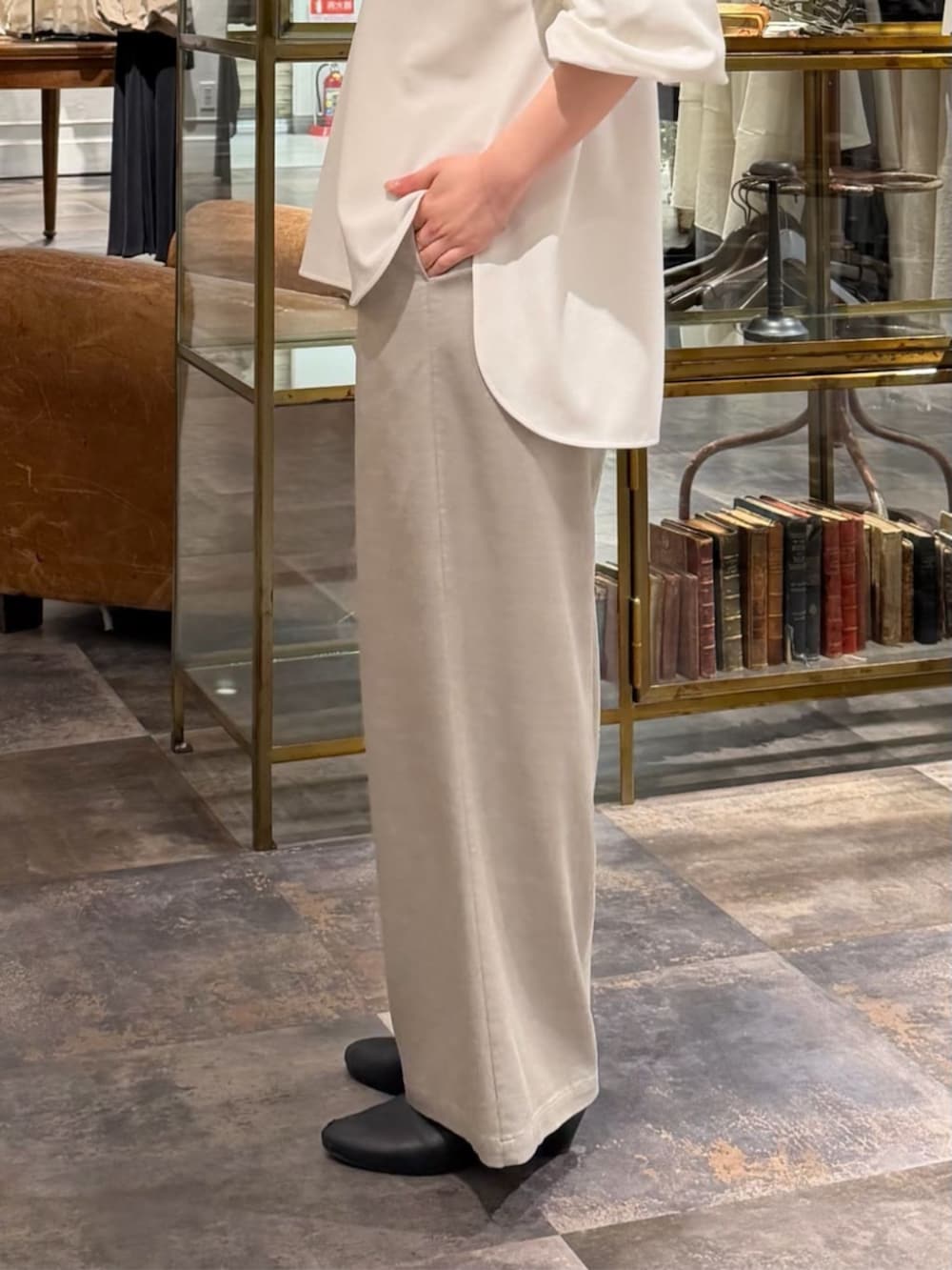 ブラック系のボストンバッグ、ホワイト系のニット/セーター、グレー系のその他パンツを着用したレディースの冬コーディネートの9枚目の写真