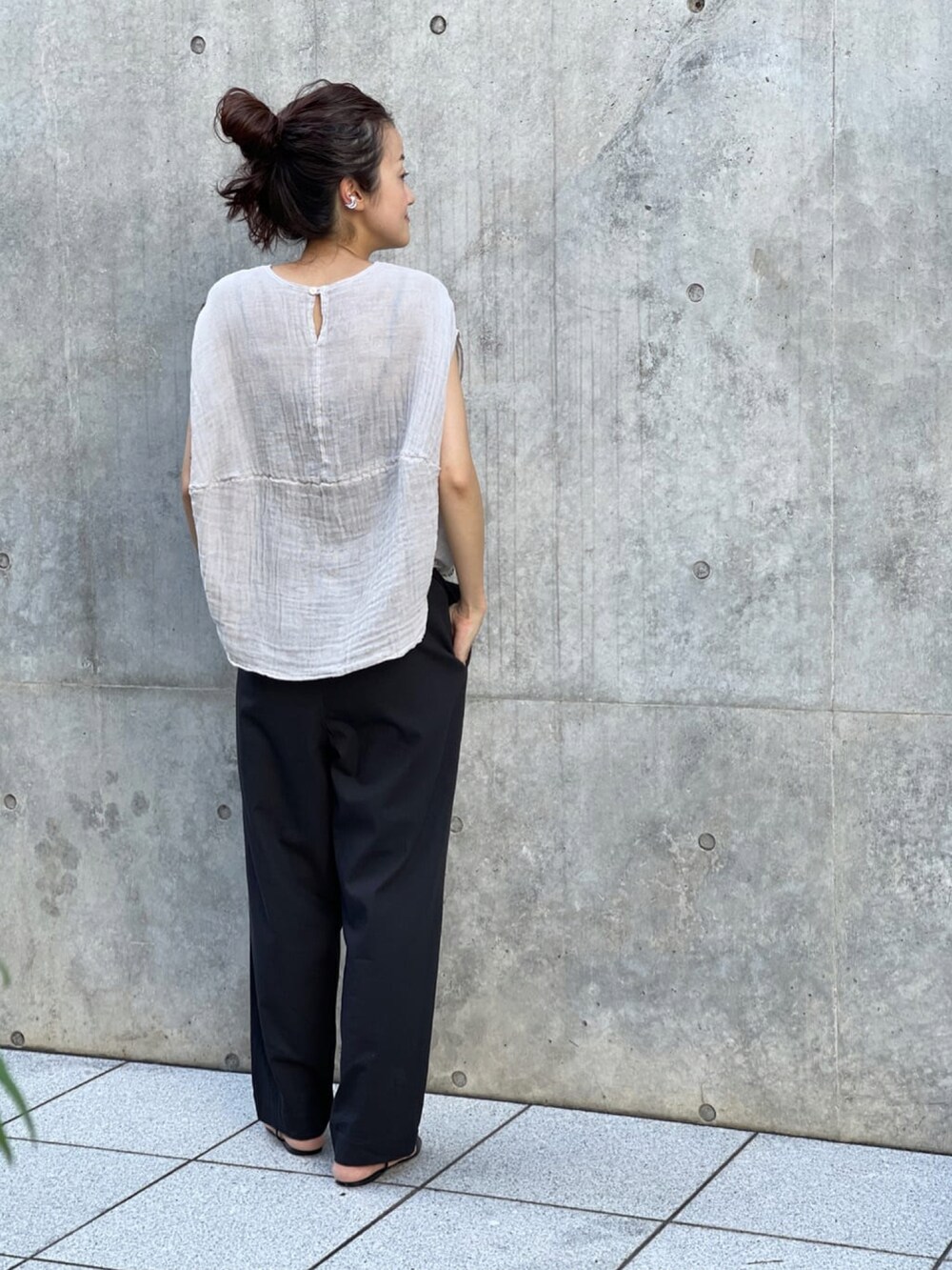 グレー系のシャツ/ブラウス、ブラック系のその他パンツ、ゴールド系のイヤーカフを着用したレディースの夏コーディネートの3枚目の写真