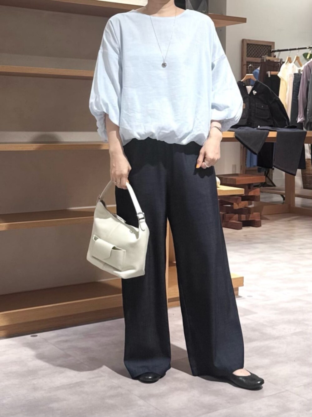 ブルー系のその他パンツ、ホワイト系のトートバッグ、ブルー系のシャツ/ブラウスを着用したレディースの春コーディネートの8枚目の写真