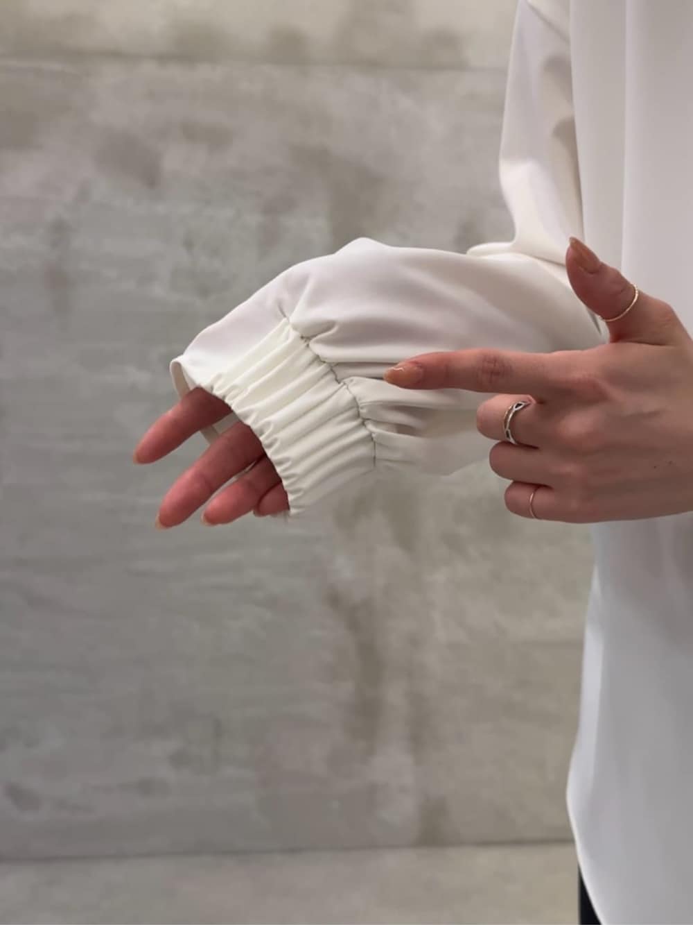 グレー系のハンドバッグ、ブラック系のその他パンツ、ホワイト系のシャツ/ブラウスを着用したレディースの冬コーディネートの6枚目の写真