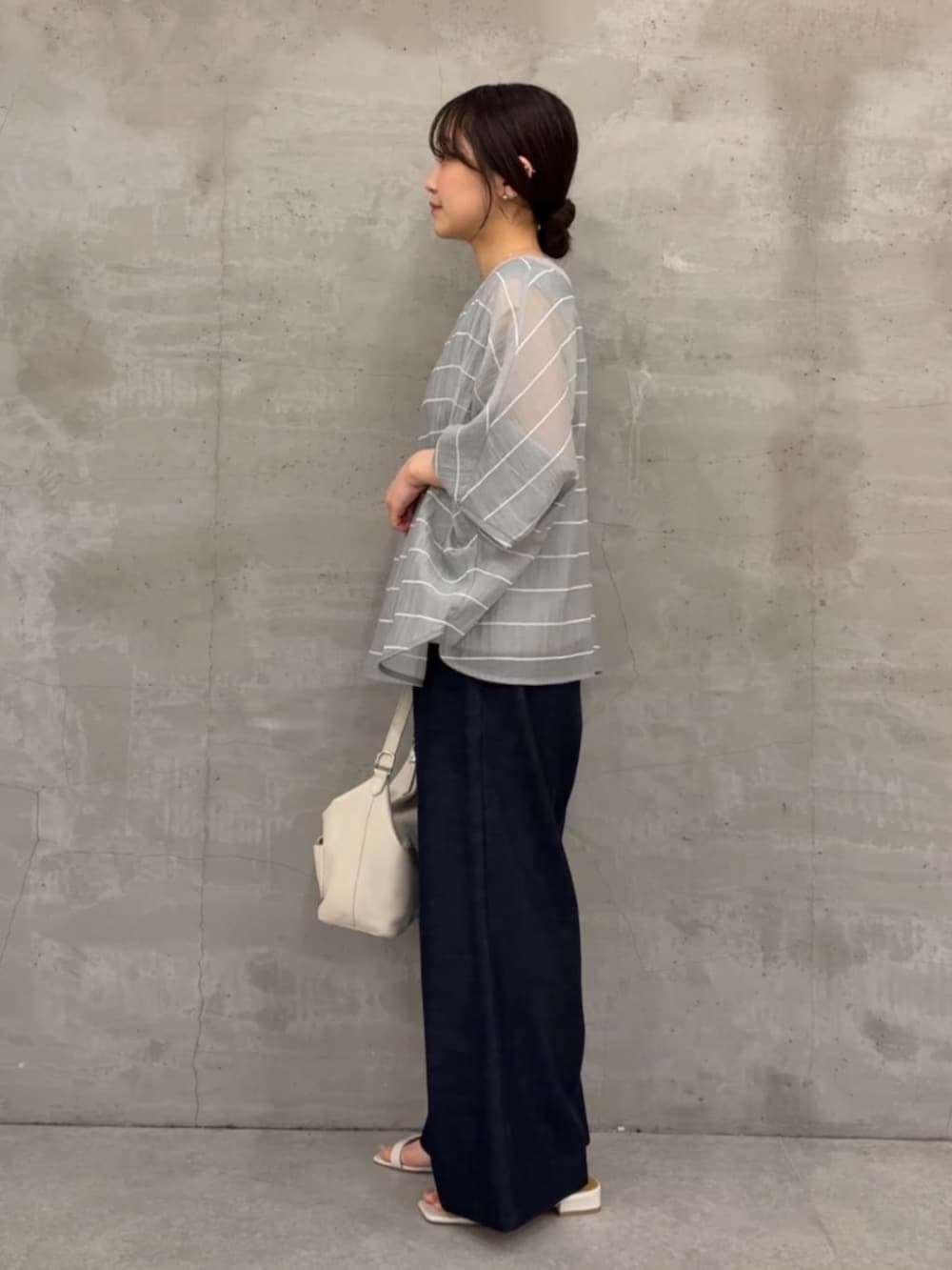 ブルー系のその他パンツ、ホワイト系のトートバッグ、グレー系のシャツ/ブラウスを着用したレディースの春コーディネートの6枚目の写真