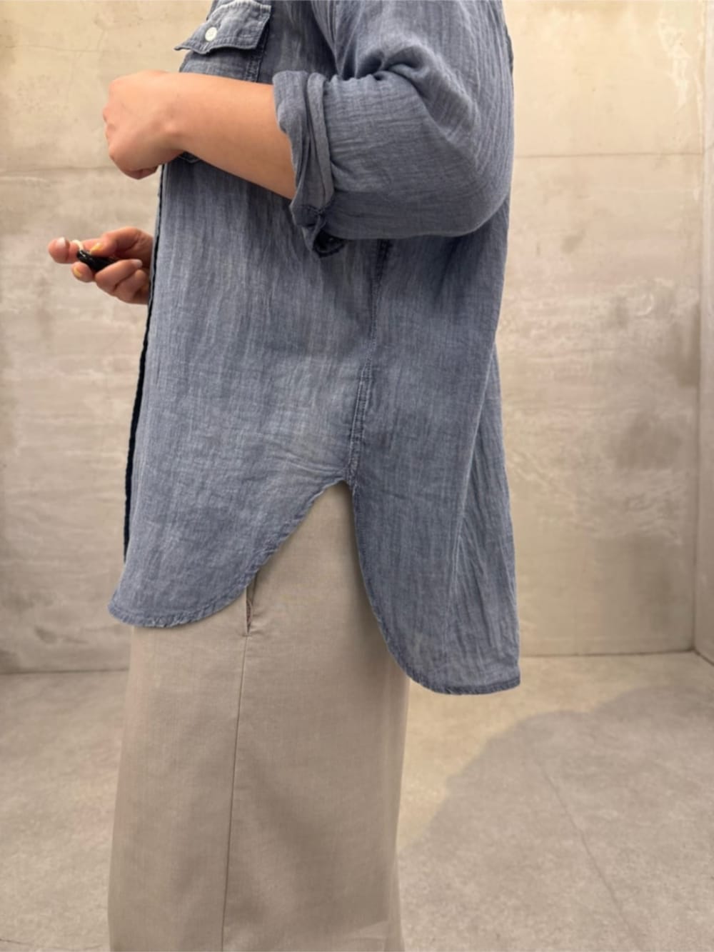 ブルー系のシャツ/ブラウス、ブラック系のショルダーバッグを着用したレディースの春コーディネートの7枚目の写真