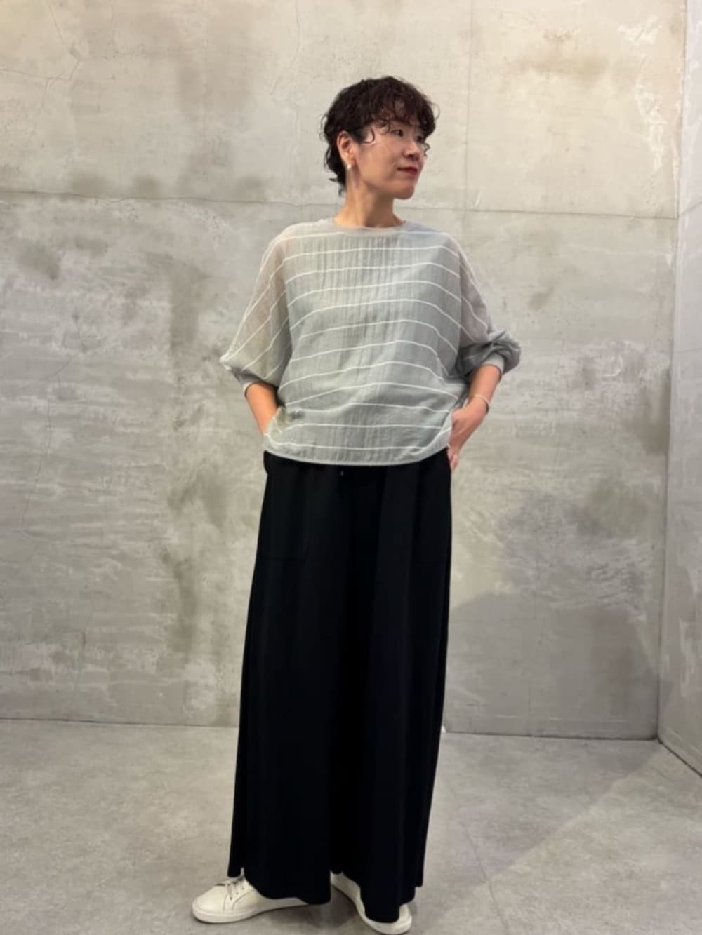 ブラック系のその他パンツ、グレー系のシャツ/ブラウスを着用したレディースの春コーディネートの3枚目の写真