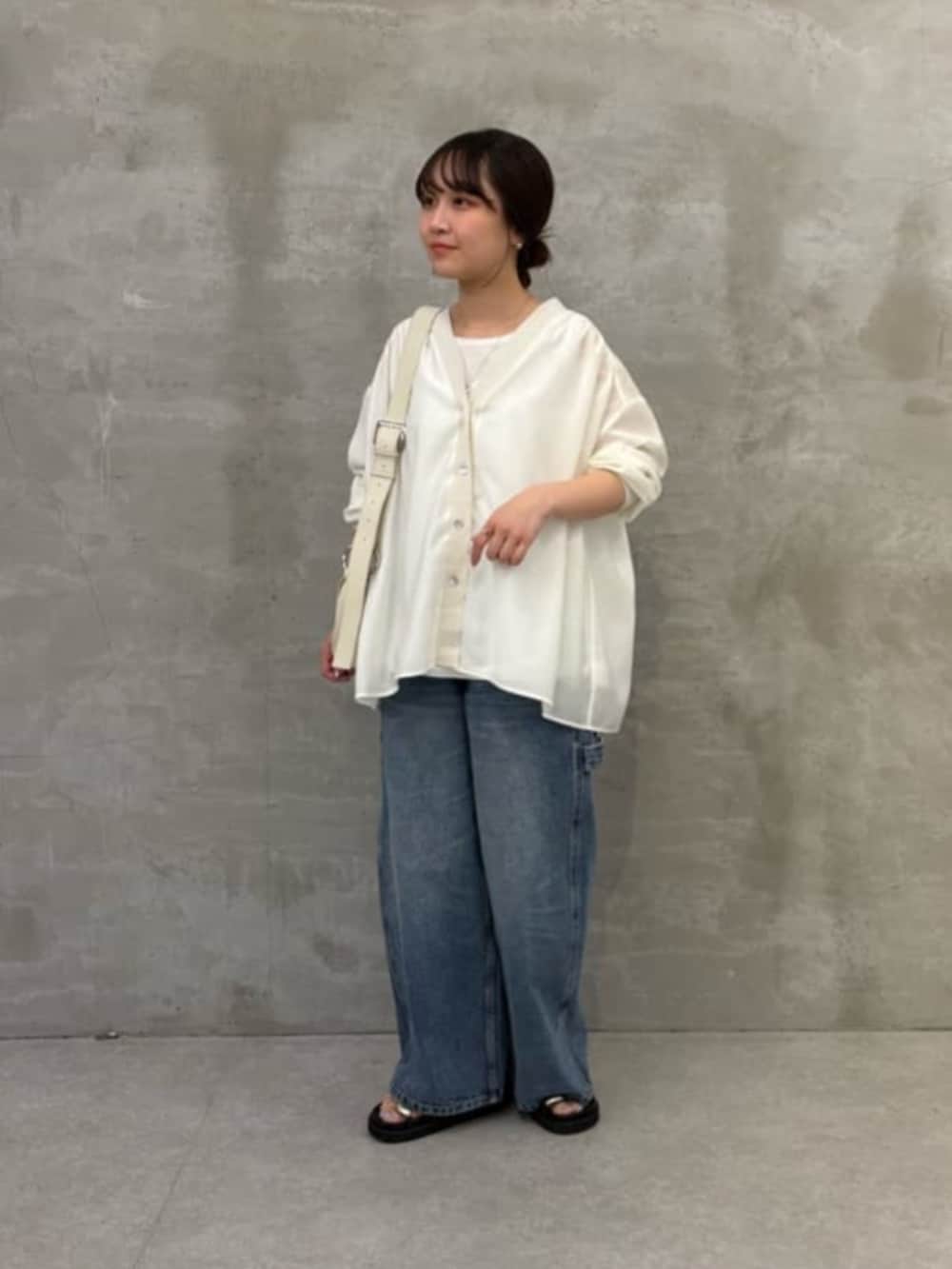 ホワイト系のショルダーバッグ、ブラック系のサンダル、ブルー系のその他パンツを着用したレディースの冬コーディネートの2枚目の写真