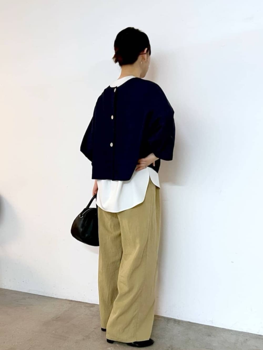 ブラック系のショルダーバッグ、ホワイト系のシャツ/ブラウス、ブルー系のシャツ/ブラウスを着用したレディースの夏コーディネートの4枚目の写真