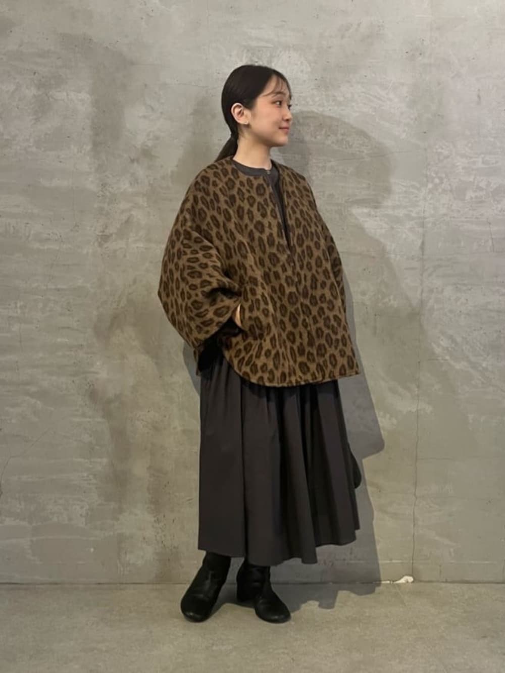 ブラウン系のその他アウター、グレー系のワンピースを着用したレディースの冬コーディネートの2枚目の写真