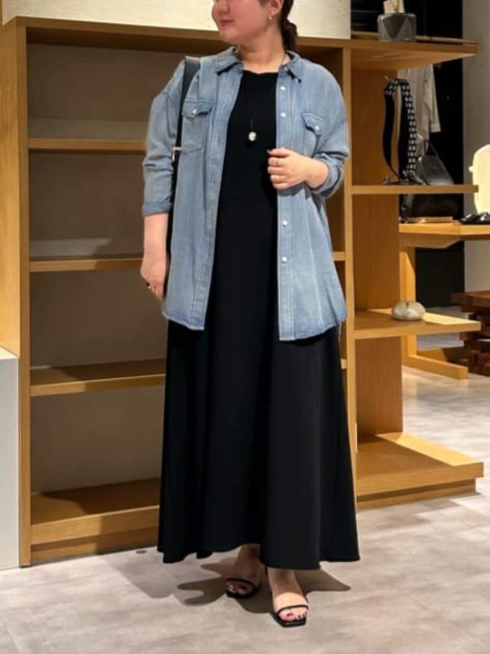 ブルー系のシャツ/ブラウス、ブラック系のワンピースを着用したレディースの春コーディネートの3枚目の写真