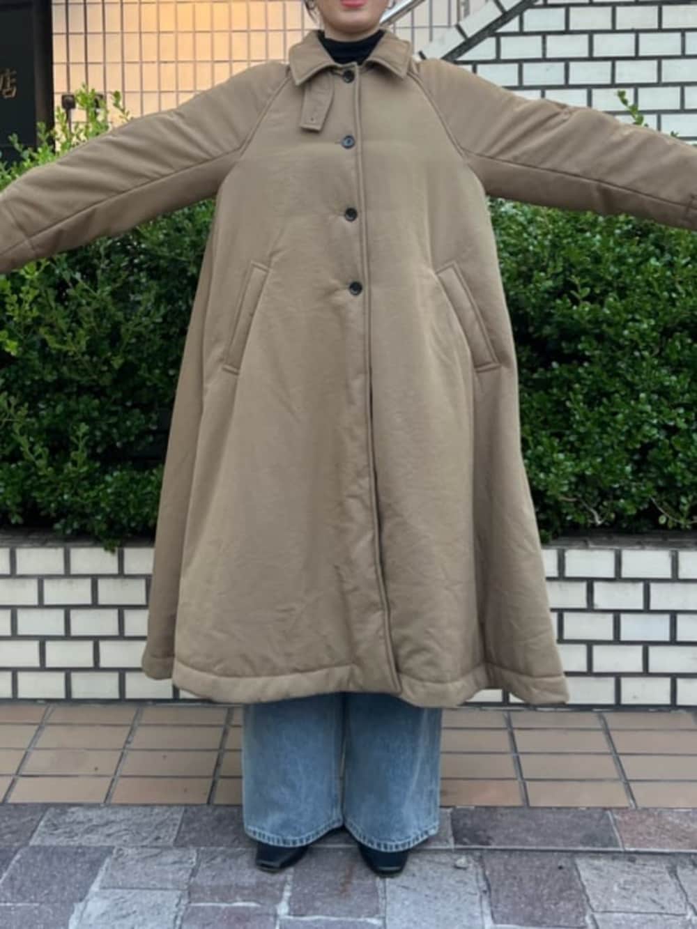 ブルー系のデニムパンツ、シルバー系のトートバッグ、イエロー系のその他アウターを着用したレディースの夏コーディネートの6枚目の写真