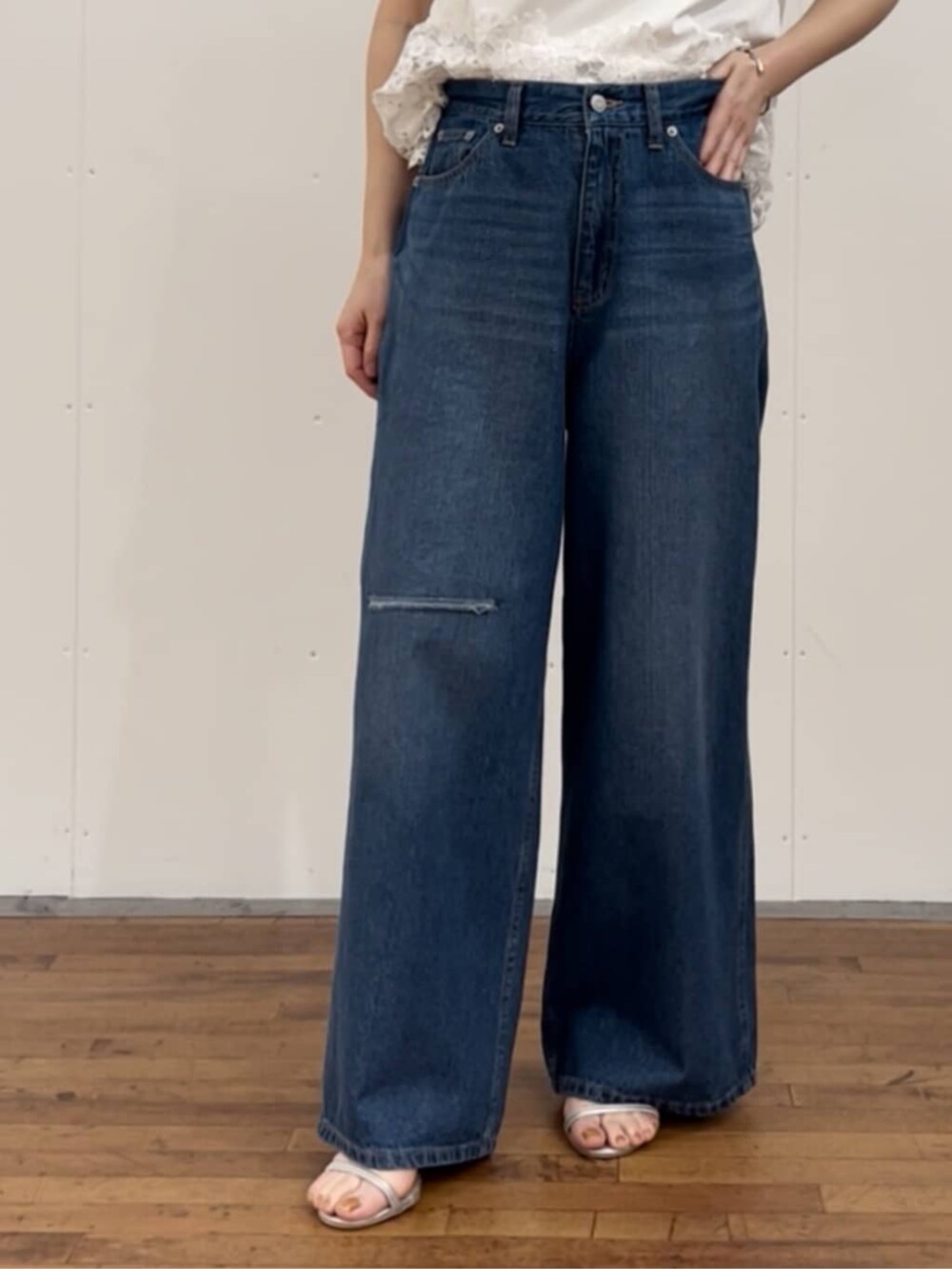 ブルー系のニット/セーター、ブルー系のその他パンツを着用したレディースの春コーディネートの10枚目の写真