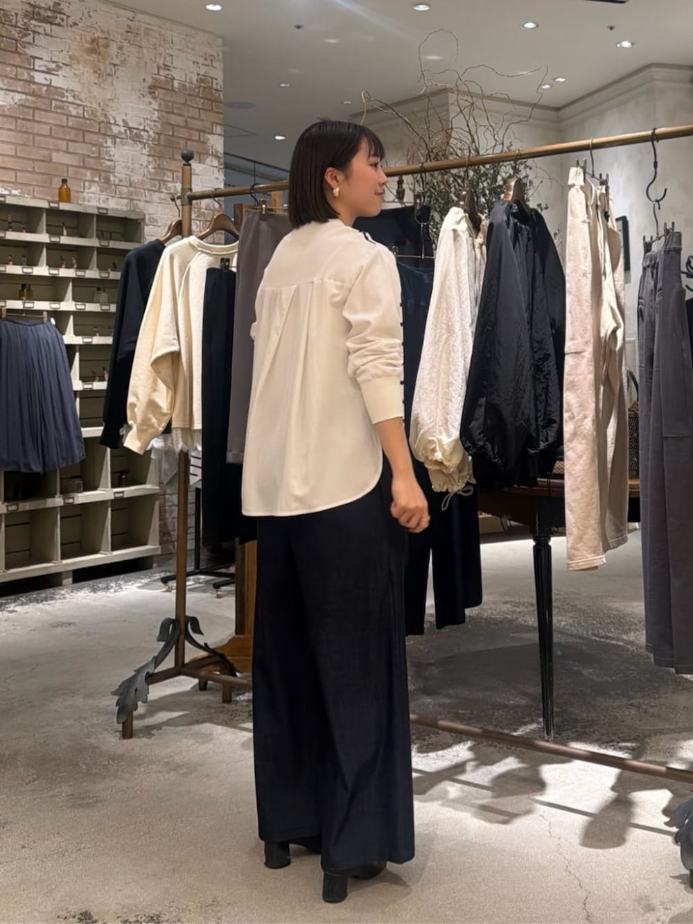 ブルー系のその他パンツ、ホワイト系のニット/セーターを着用したレディースの冬コーディネートの4枚目の写真