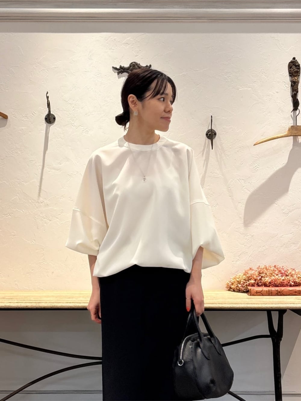 ブラック系のスカート、ホワイト系のシャツ/ブラウス、シルバー系のリングを着用したレディースの冬コーディネートの6枚目の写真