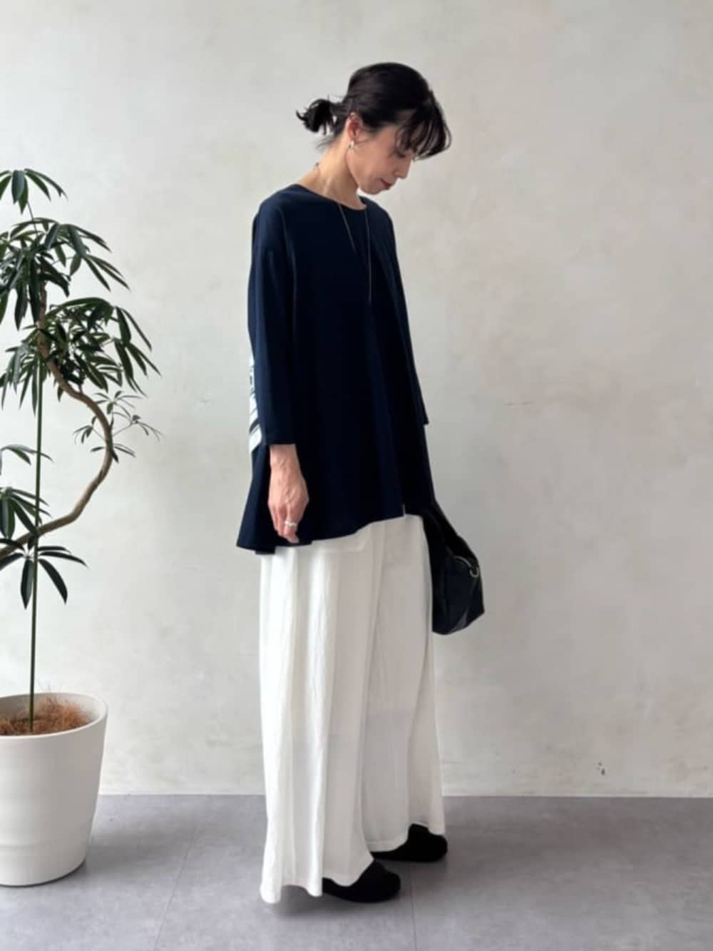 ブルー系のTシャツ/カットソー、ホワイト系のその他パンツを着用したレディースの夏コーディネートの3枚目の写真