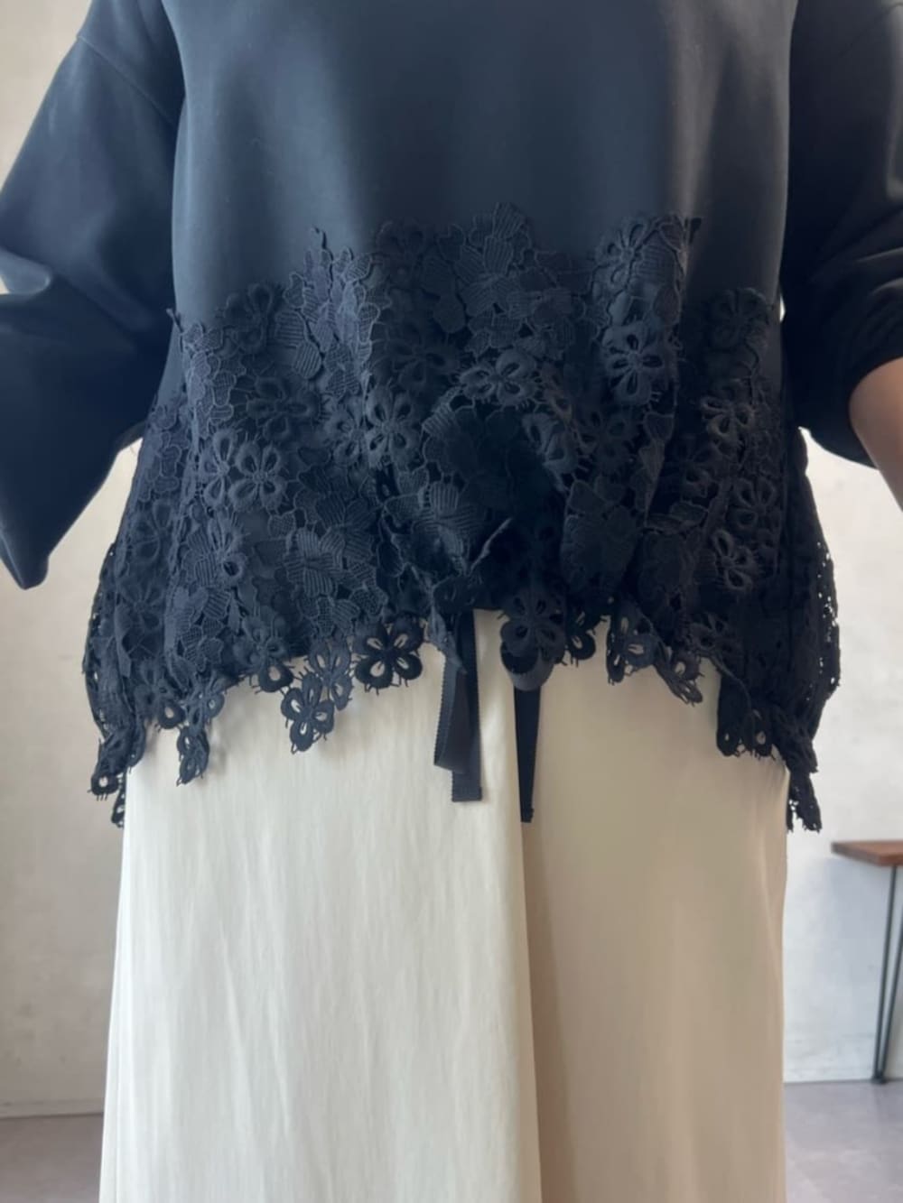ブラック系のその他アウター、ベージュ系のスカートを着用したレディースの夏コーディネートの10枚目の写真