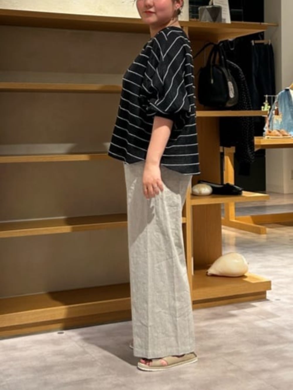 ベージュ系のその他パンツ、ブラック系のシャツ/ブラウスを着用したレディースの春コーディネートの3枚目の写真