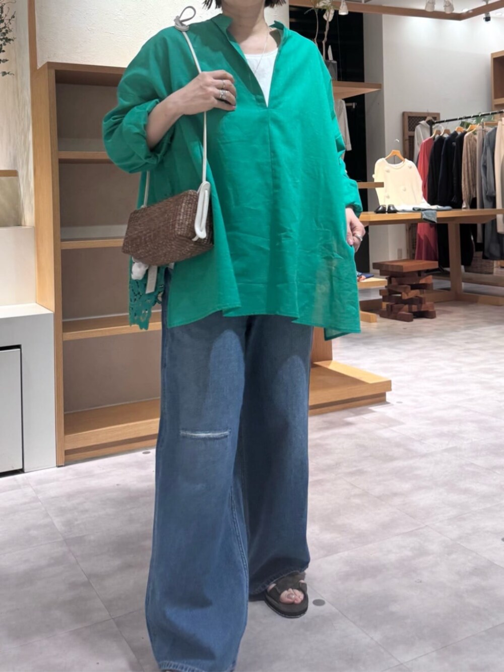 ブルー系のその他パンツ、グリーン系のシャツ/ブラウスを着用したレディースの春コーディネートの7枚目の写真