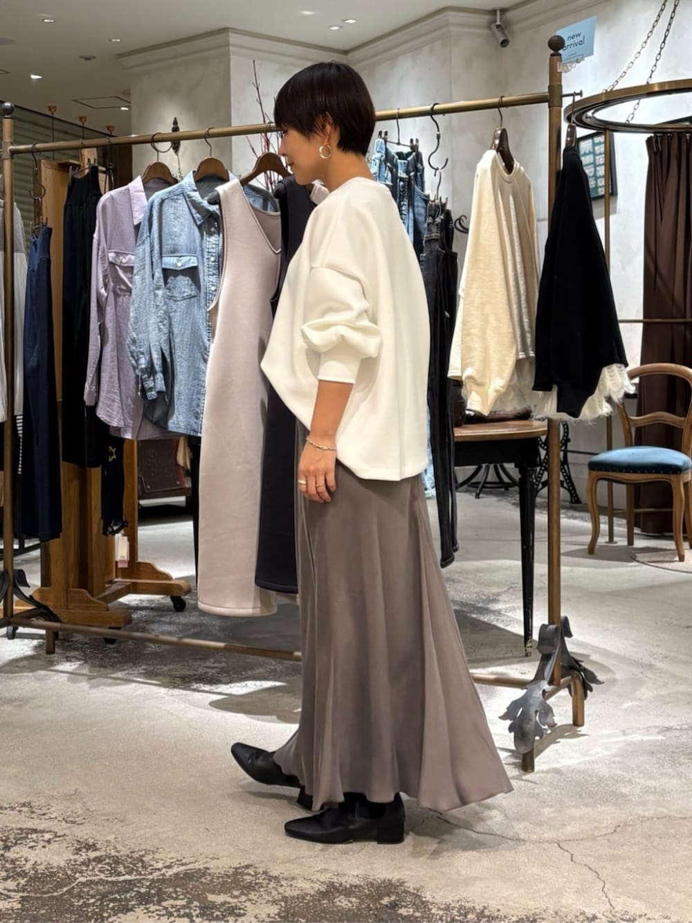 グリーン系のスカート、ホワイト系のTシャツ/カットソーを着用したレディースの冬コーディネートの2枚目の写真