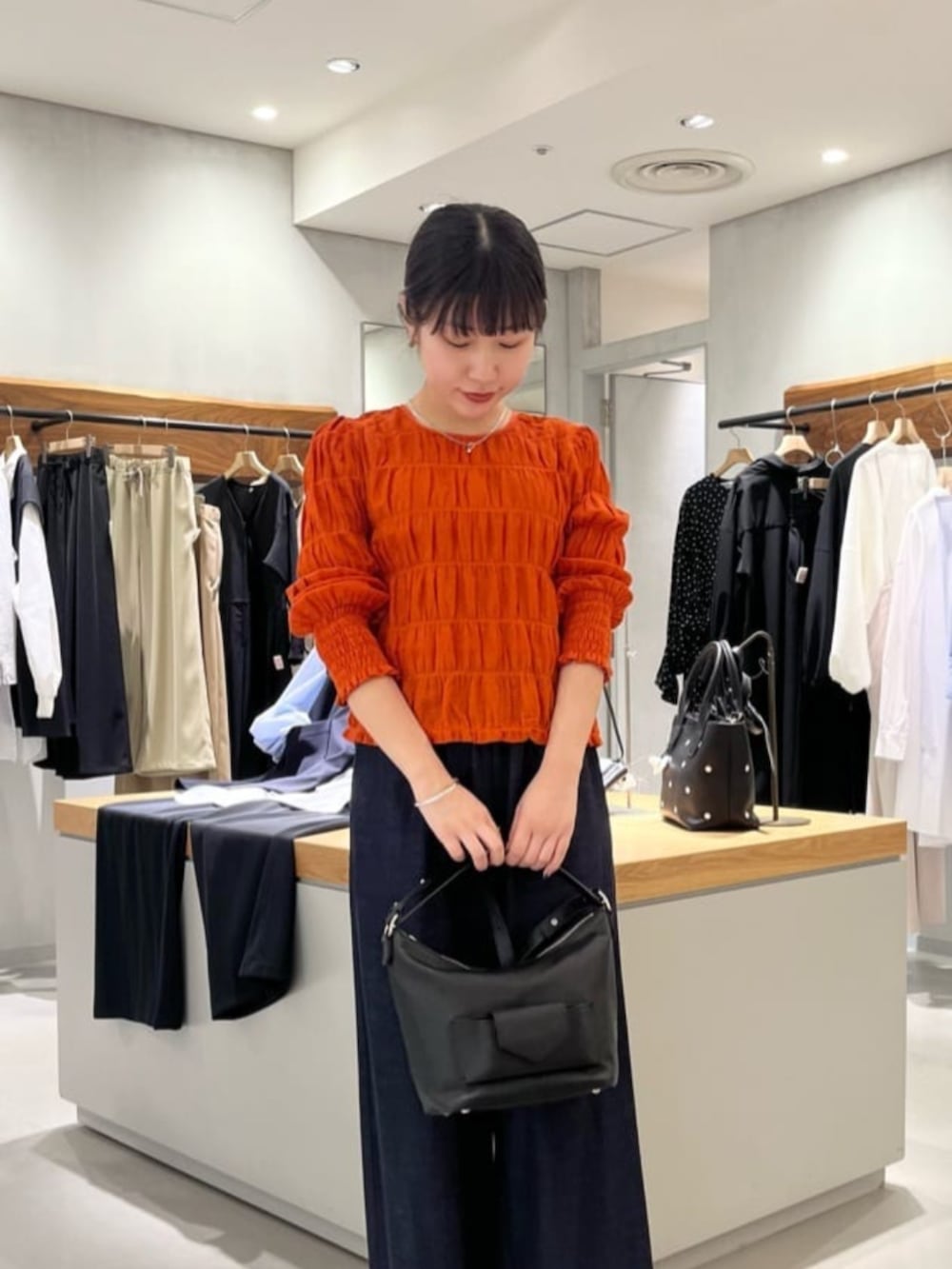 ブルー系のその他パンツ、オレンジ系のシャツ/ブラウスを着用したレディースの春コーディネートの7枚目の写真