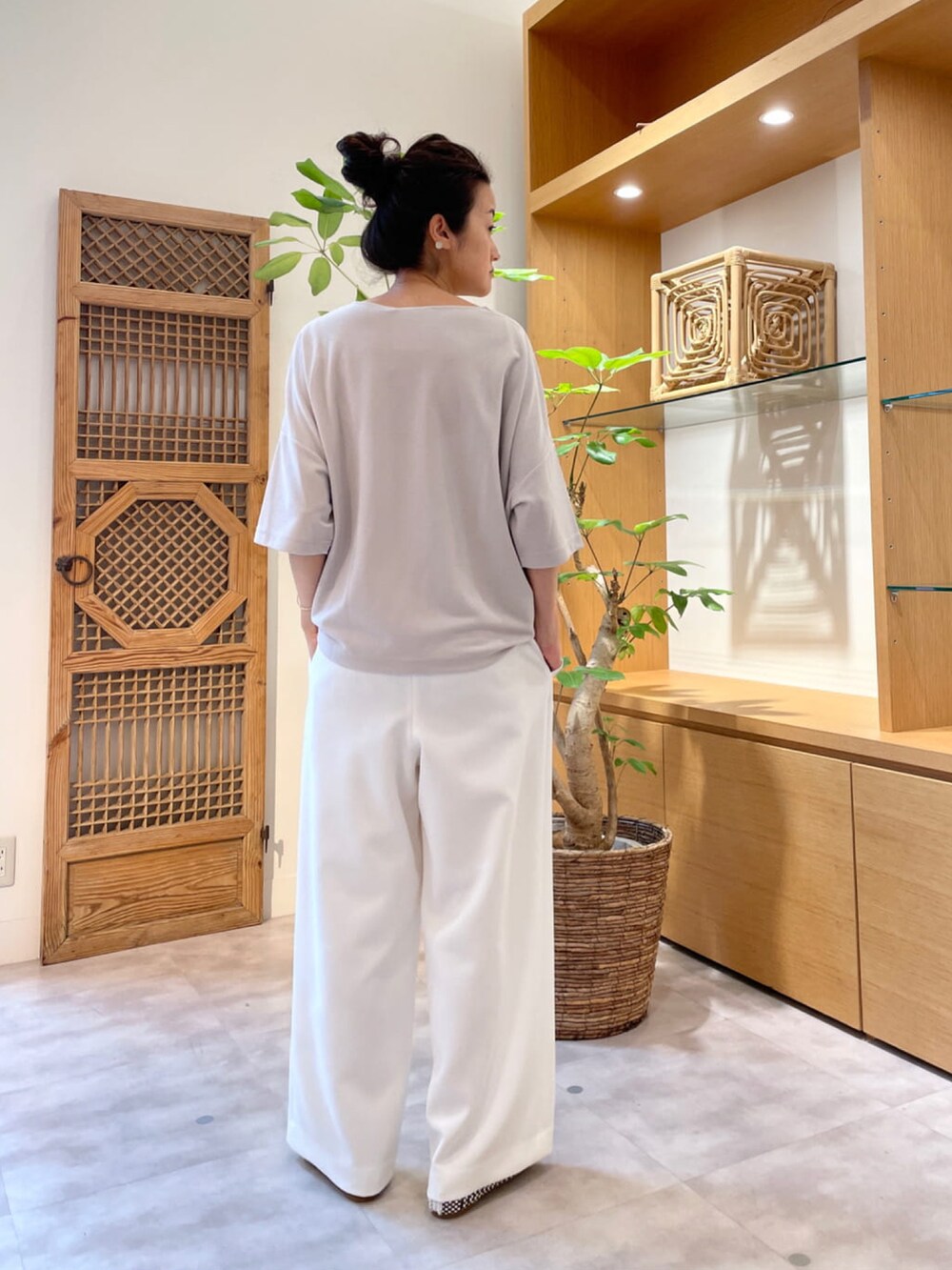 グレー系のシャツ/ブラウス、ホワイト系のその他パンツ、ブルー系のサンダルを着用したレディースの夏コーディネートの2枚目の写真