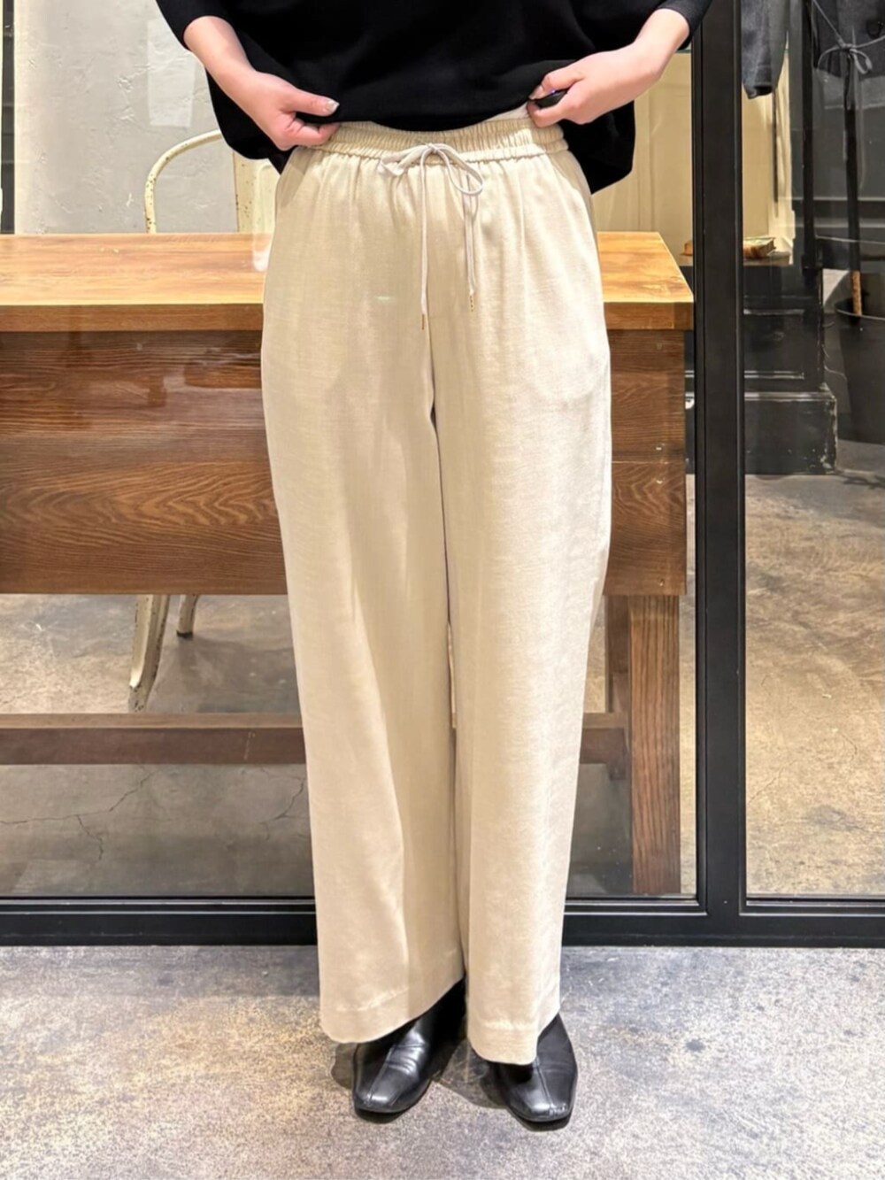 ベージュ系のその他パンツ、ブラック系のニット/セーターを着用したレディースの冬コーディネートの4枚目の写真