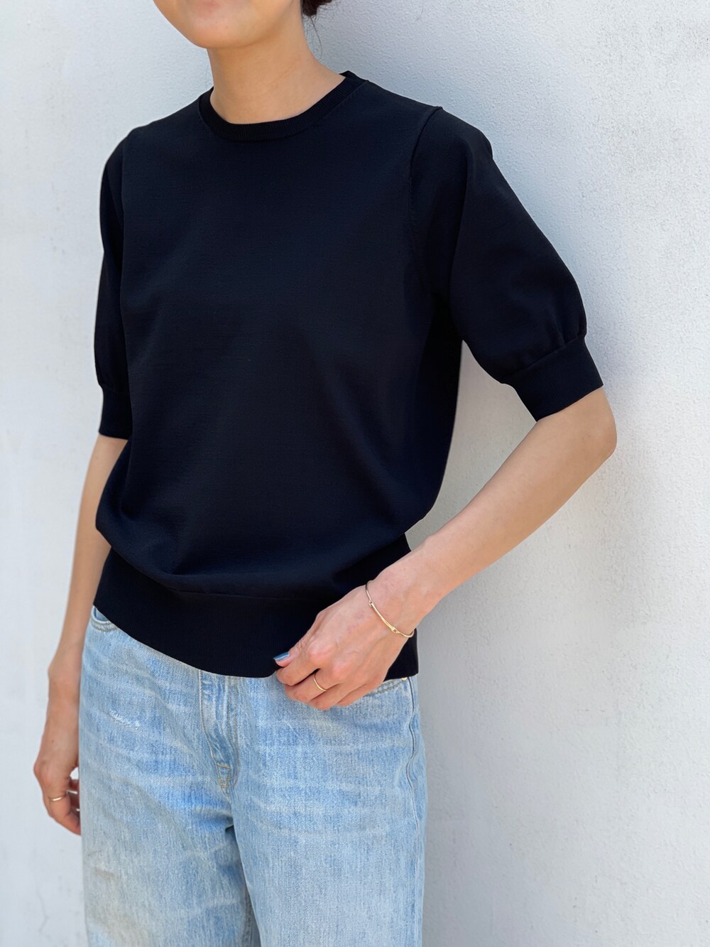 ブラック系のニット/セーターを着用したレディースの夏コーディネートの3枚目の写真