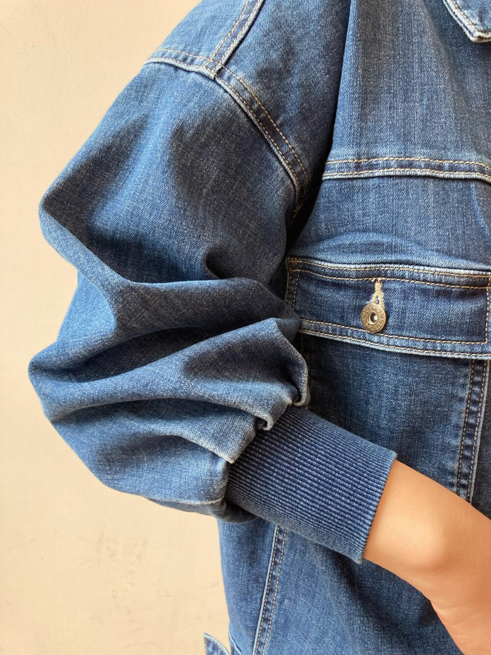 ブルー系のデニムジャケット、ブラック系のTシャツ/カットソー、ホワイト系のスカートを着用したレディースの冬コーディネートの4枚目の写真