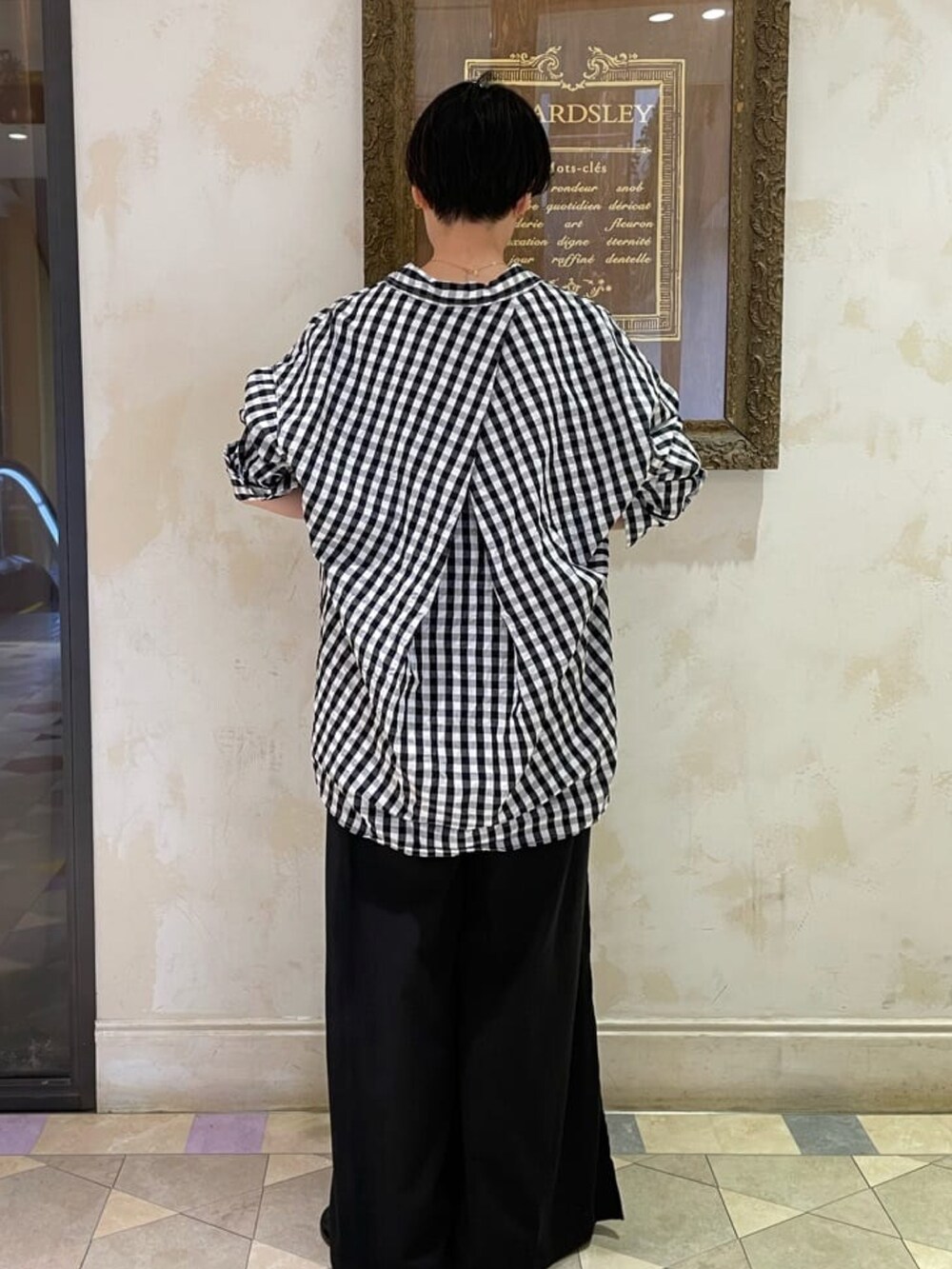 ブラック系のシャツ/ブラウス、ホワイト系のシャツ/ブラウス、ブラック系のその他パンツを着用したレディースの夏コーディネートの3枚目の写真