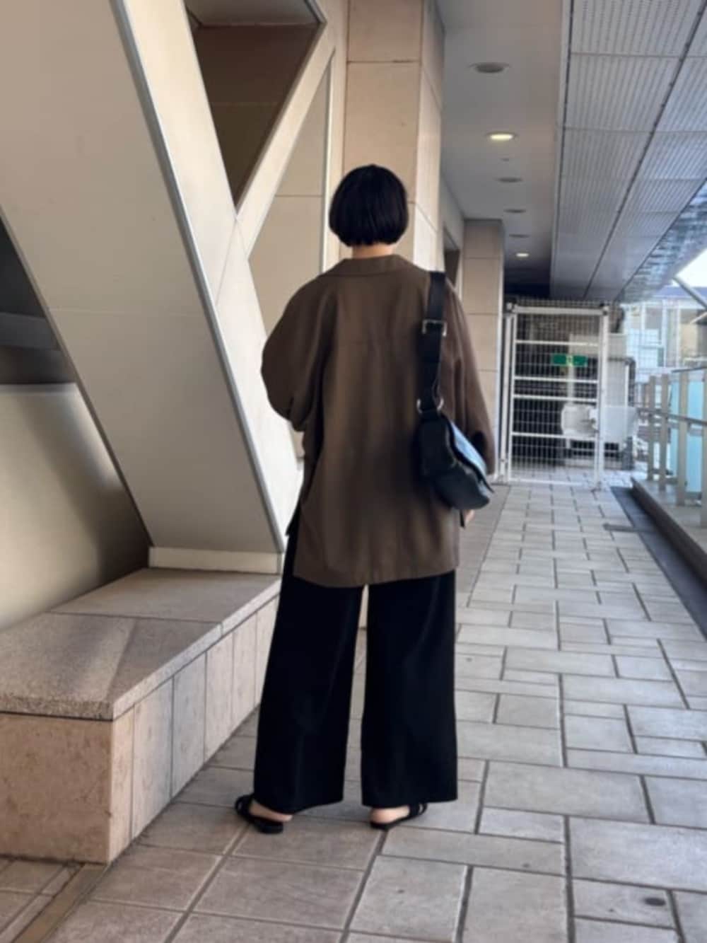 ブラック系のその他パンツ、ブラウン系のテーラードジャケット、ホワイト系のTシャツ/カットソーを着用したレディースの春コーディネートの5枚目の写真