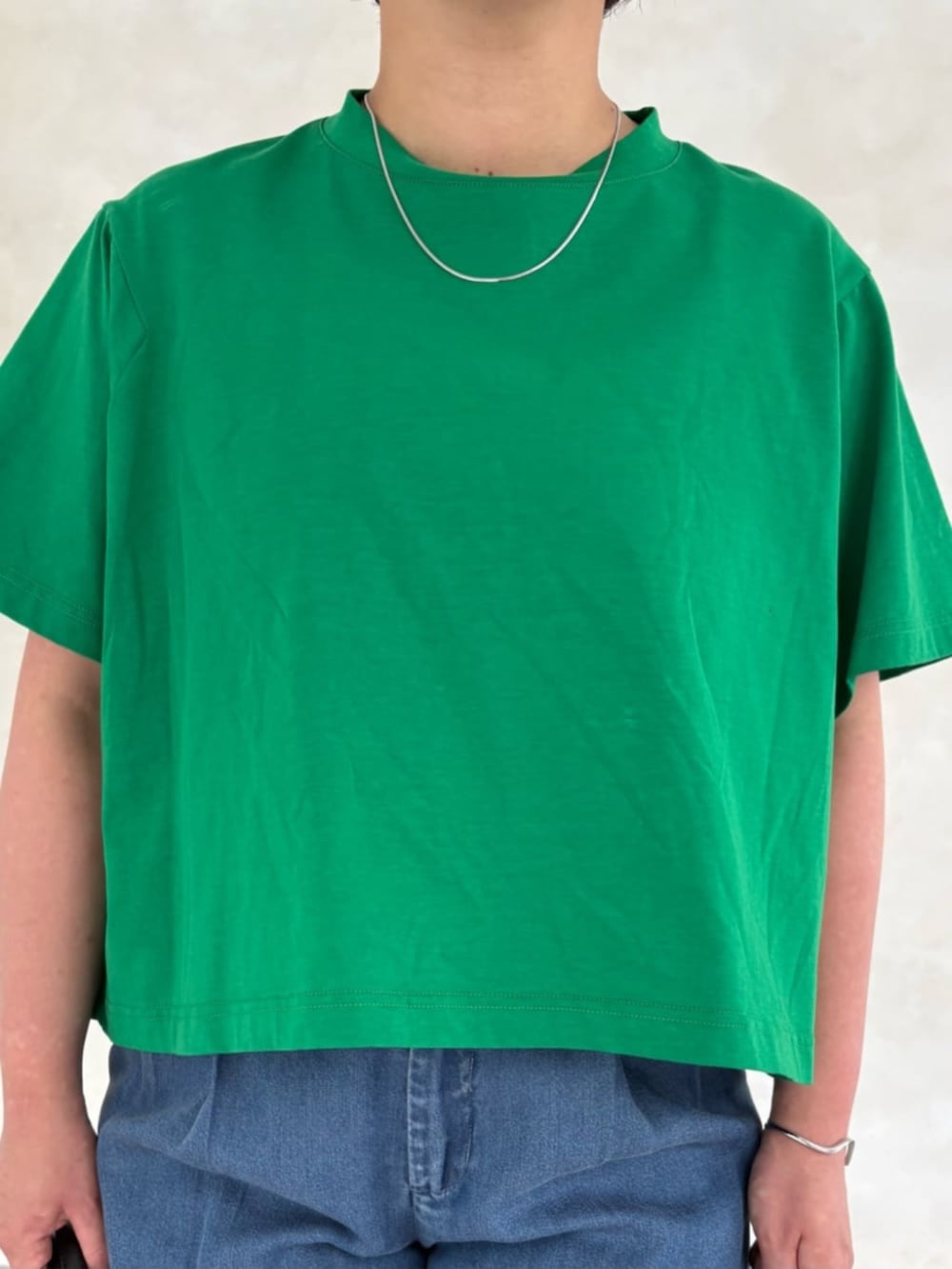 ホワイト系のスニーカー、ブルー系のその他パンツ、グリーン系のTシャツ/カットソーを着用したレディースの春コーディネートの5枚目の写真
