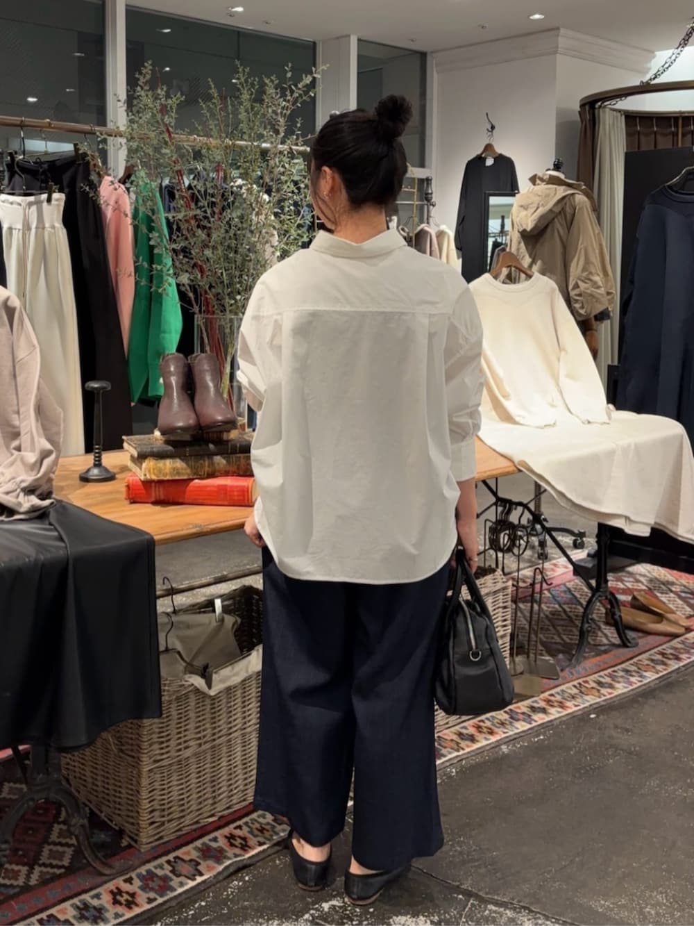 ブルー系のその他パンツ、ホワイト系のシャツ/ブラウスを着用したレディースの冬コーディネートの3枚目の写真